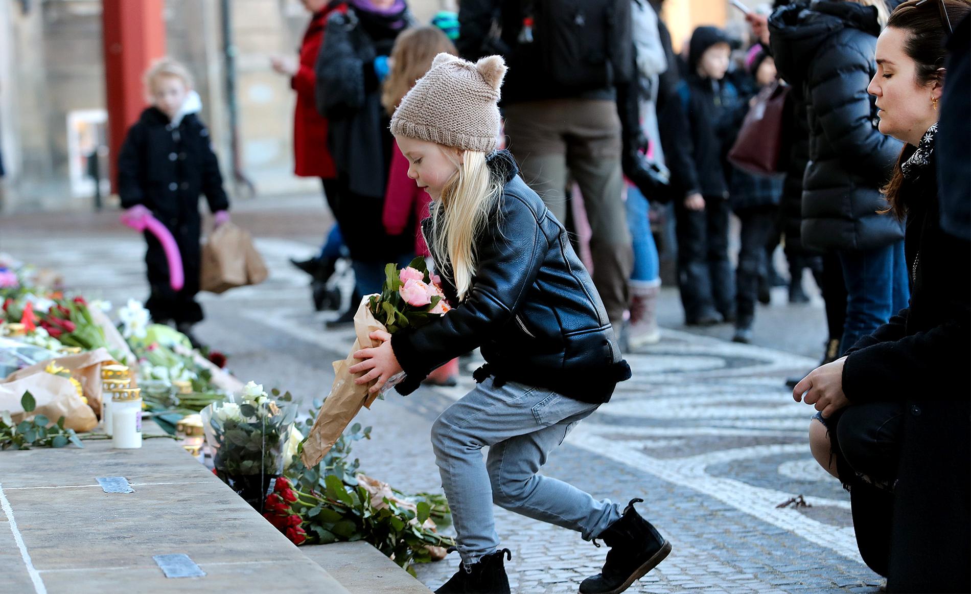 Sörjande människor lämnar blommor vid slottet Amalienborg i Köpenhamn.