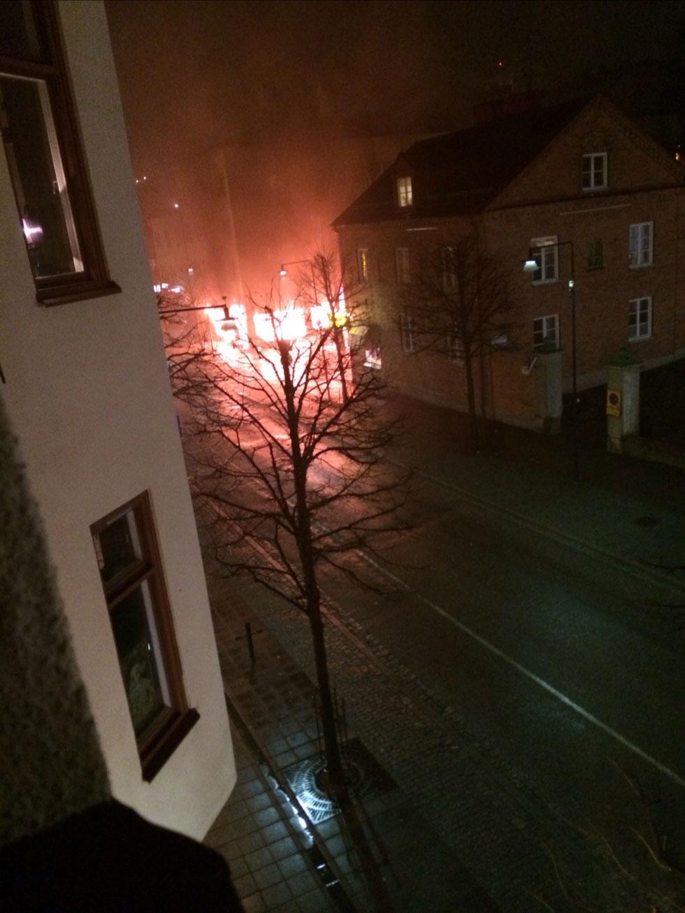 En kraftig brand utbröt i ett konditori i Sundbyberg, tidigt på fredagsmorgonen.