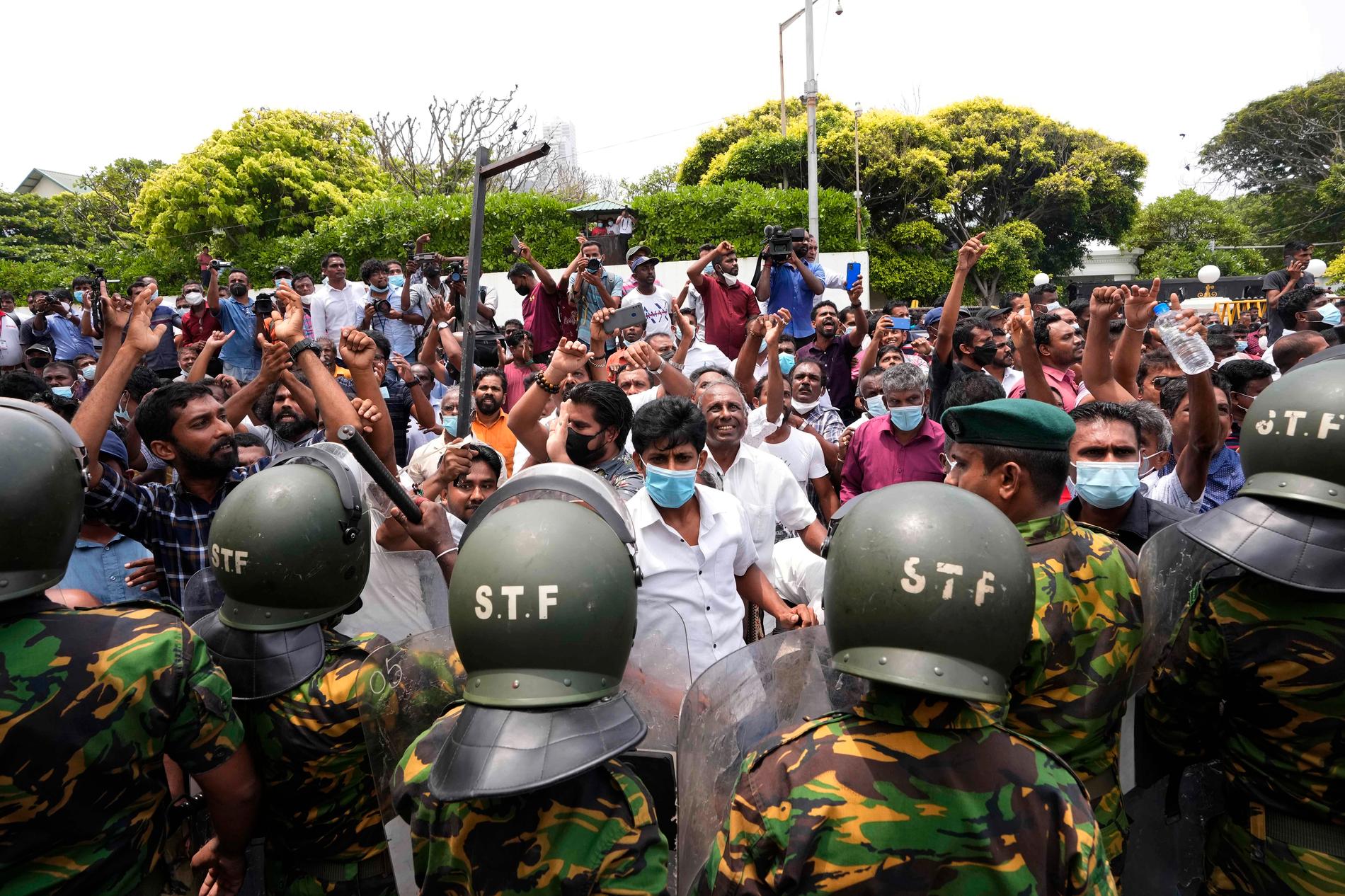 Lankesiska regeringsanhängare i Colombo hurrar efter att ha vandaliserat en av de regeringskritiska demonstranternas samlingsplatser.