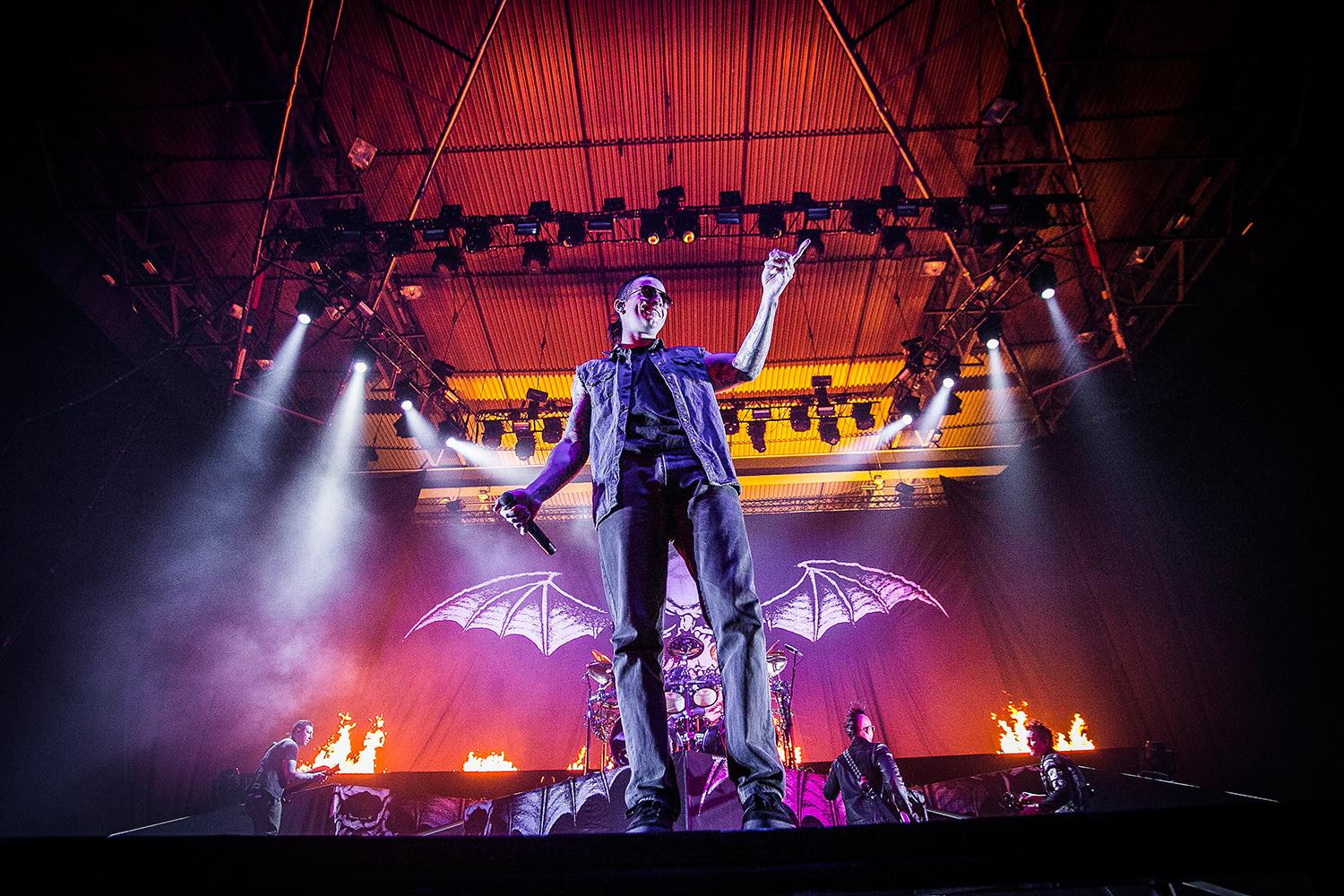 SAKNAR VINGAR Avenged Sevenfold möttes av en entusiastisk publik på Scandinavium i Göteborg. Fansen bjöds på en pyromaxad show, men bandet får ändå inte riktigt till det stora lyftet.