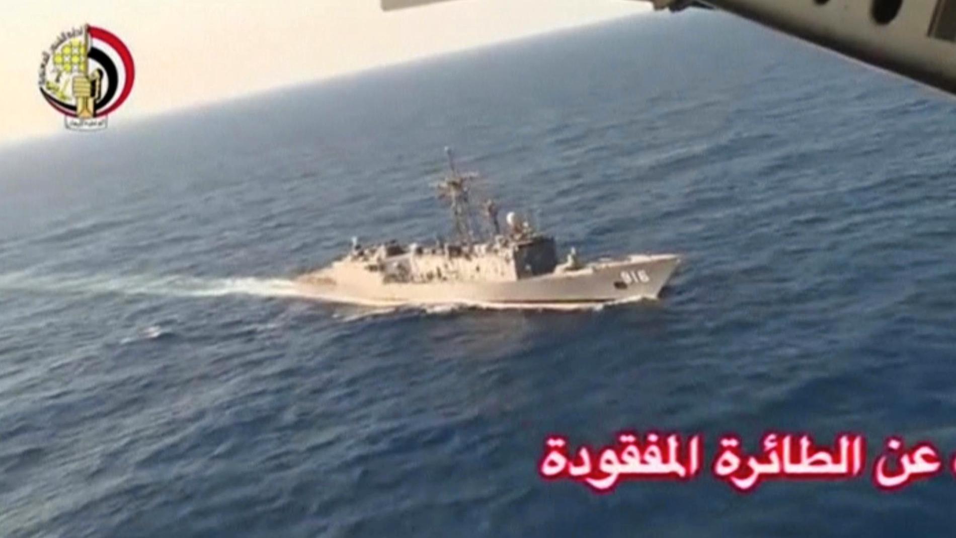 Egyptisk örlogsfartyg har tidigare deltagit i sökningen efter flygplanet.