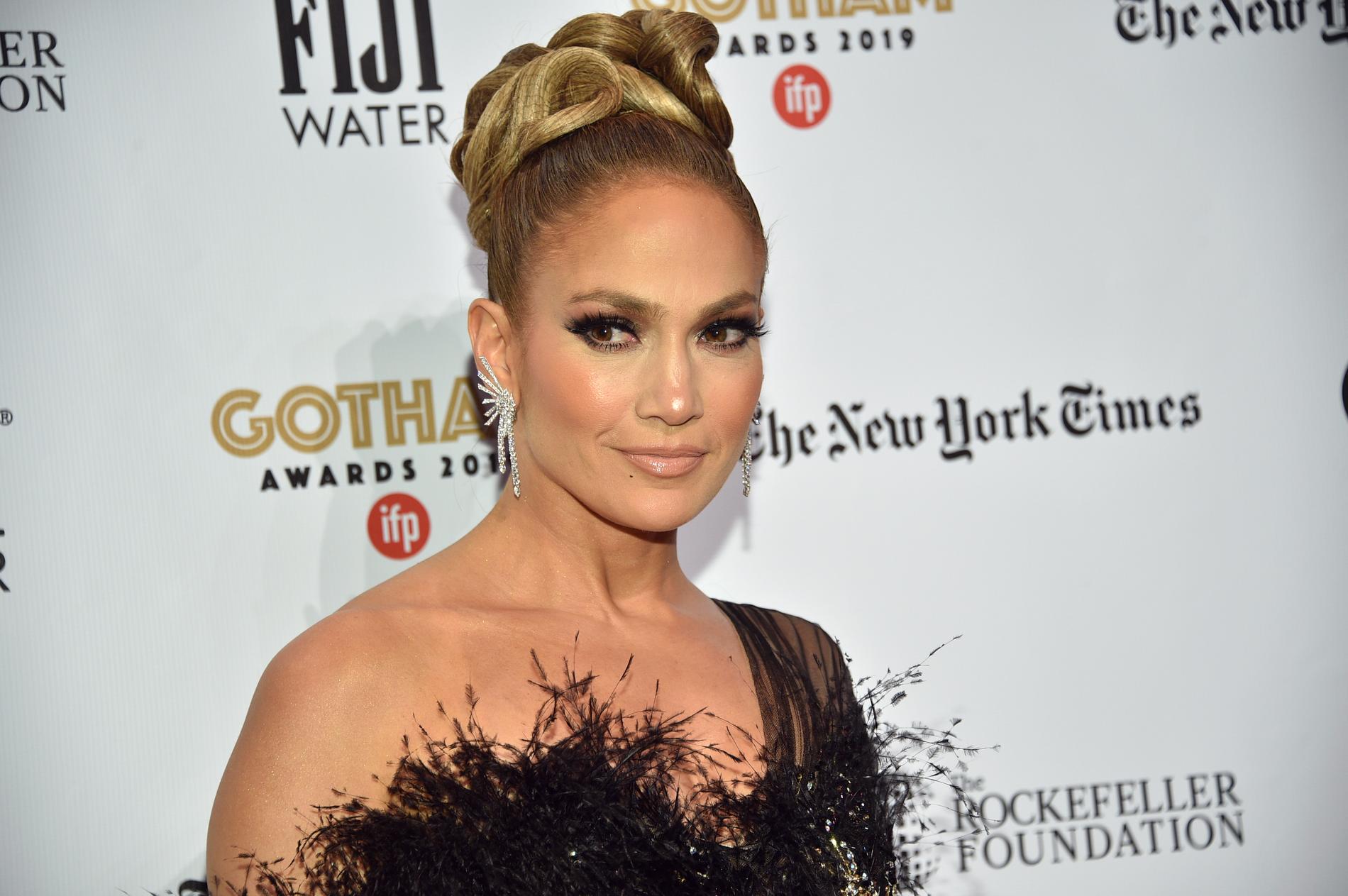 Jennifer Lopez visar sig utan kläder på det nya singelomslaget. 