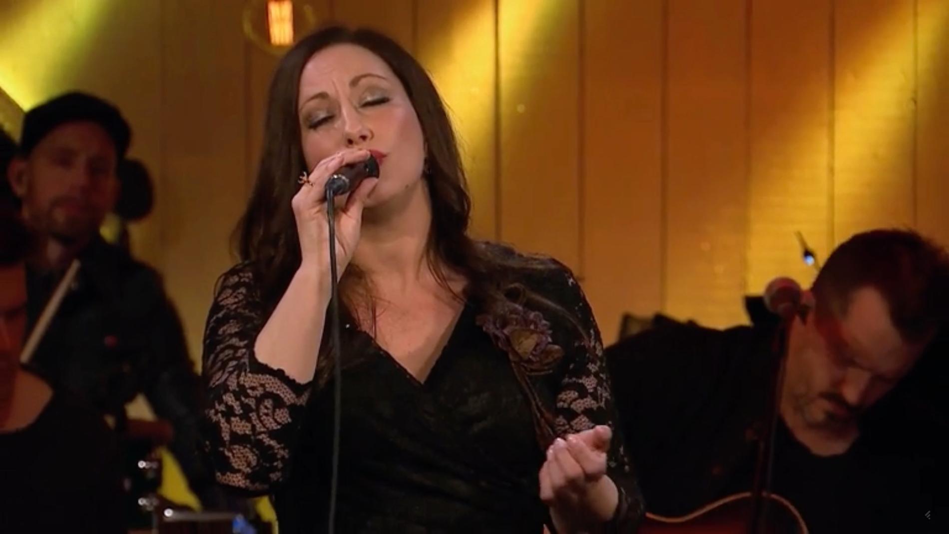 Lisa Nilsson sjunger "Thank God for sending demons".