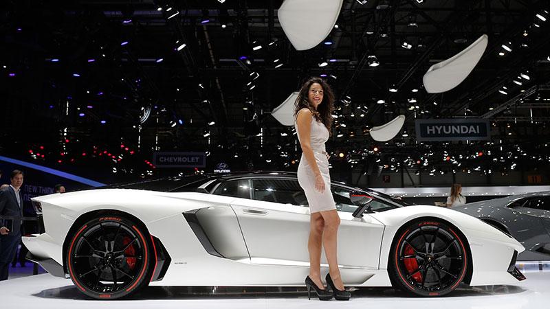 Så gör även Lamborghini, här bredvid en Aventador.
