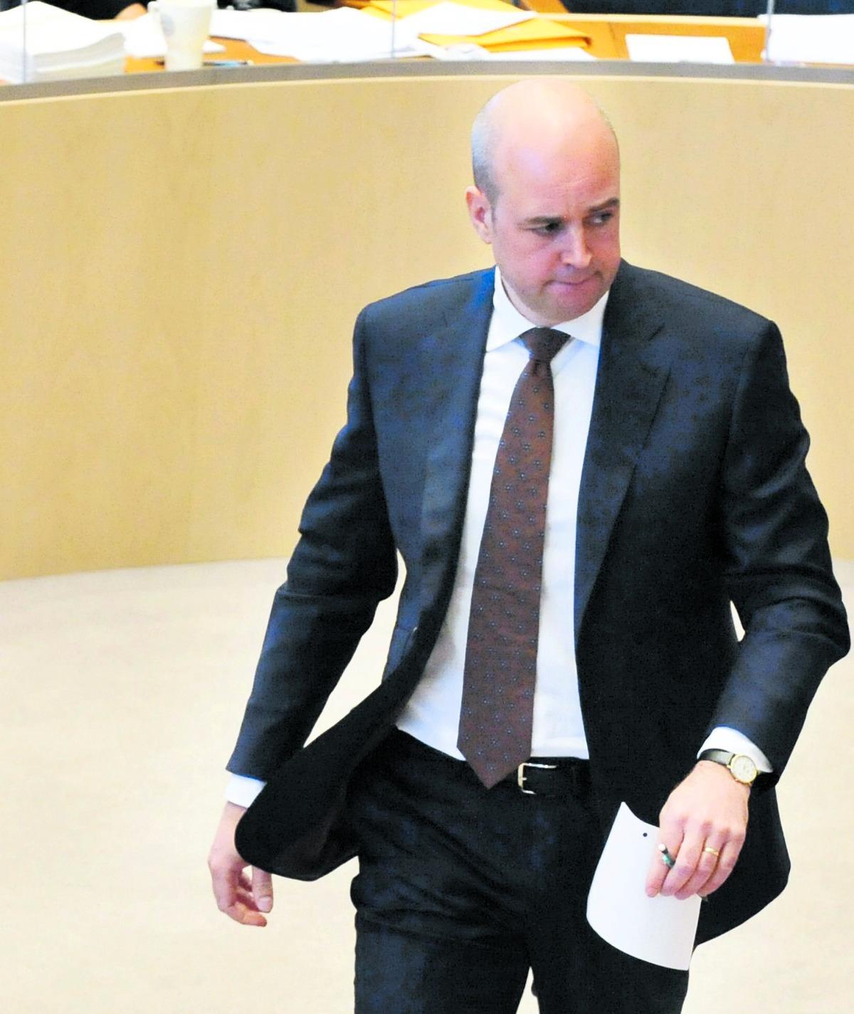 HÖJDE RÖSTEN I gårdagens debatt tog statsministern i så att mikrofonen lade av. Han anklagade S-ledaren för att vilja införa en särskild kvinnoskatt. ”Lågavlönade kvinnor för betala för välavlönade mäns a-kassesänkningar”, sa Reinfeldt.