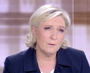 Marine Le Pen anklagade Macron för att ta stöd av radikala islamister.