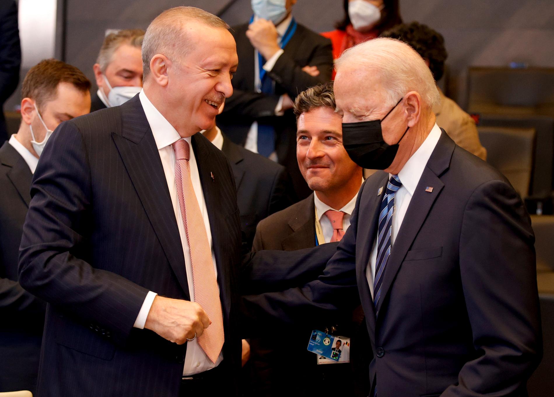 Turkiets president Recep Tayyip Erdogan och USA:s president Joe Biden under måndagens Natotoppmötet i Bryssel.