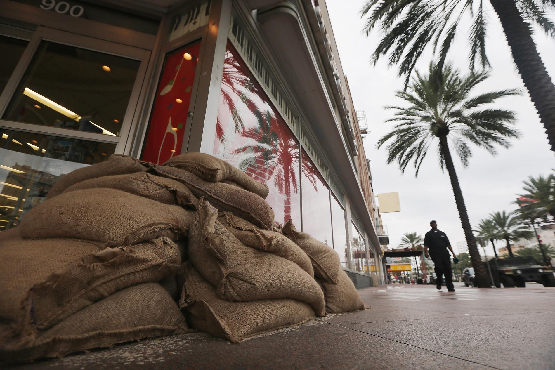 Sandsäckar ligger framför affärer längs Canal Street för att skydda mot orkanen.