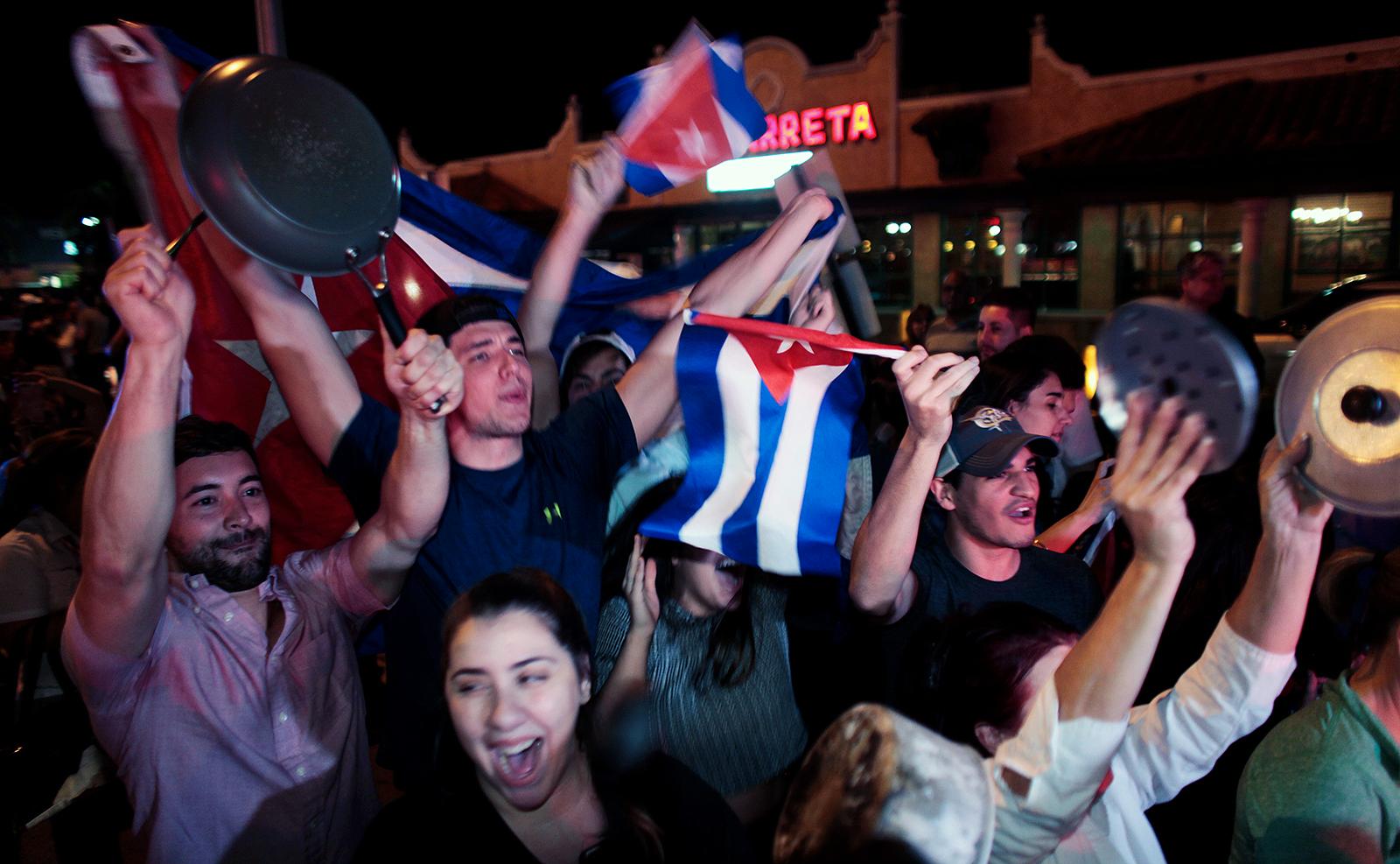 Exil-kubaner firar Castros död i stadsdelen Little Havana, Miami.