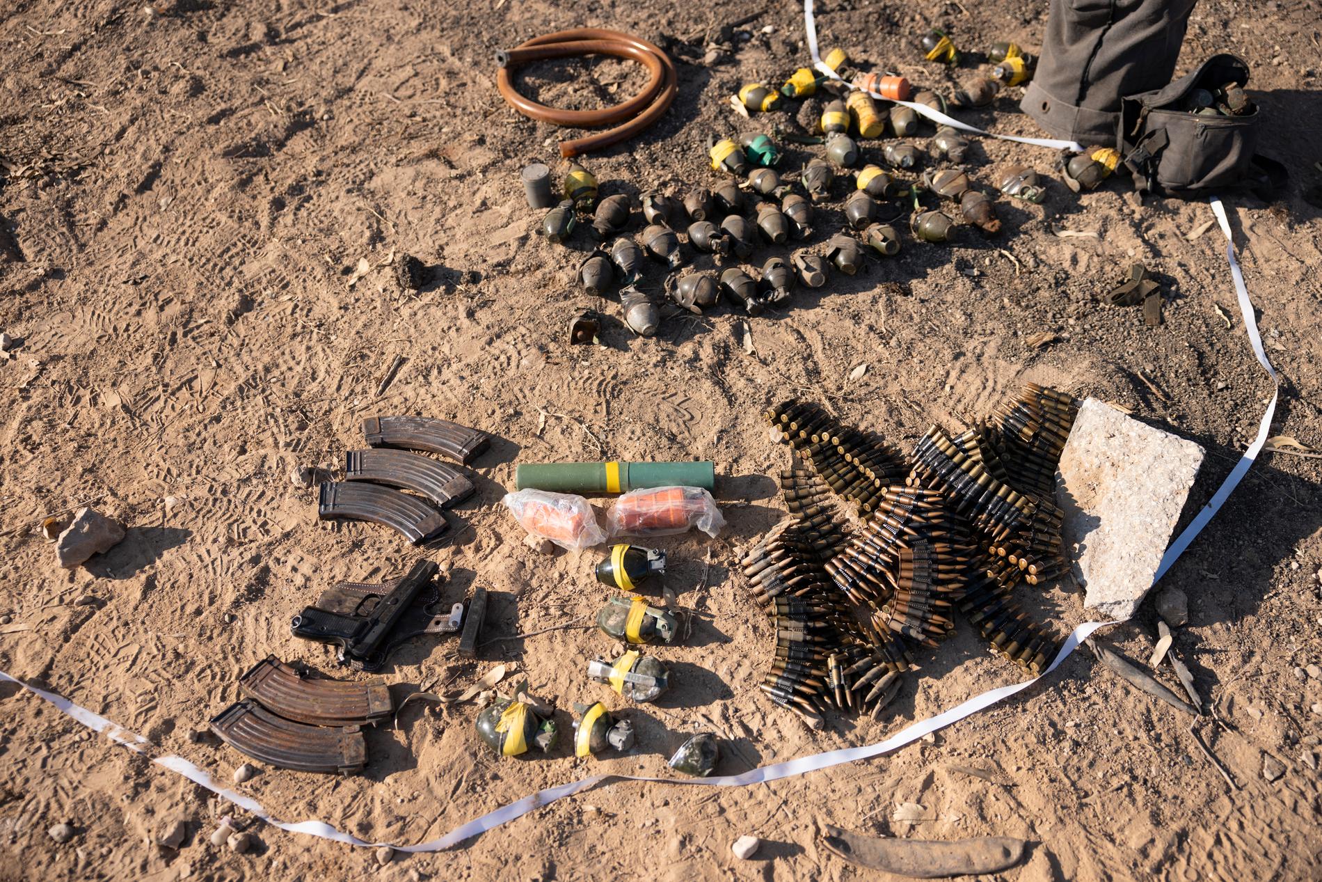 Några av de vapen och ammunition som teamet hittar på döda Hamas krigare.