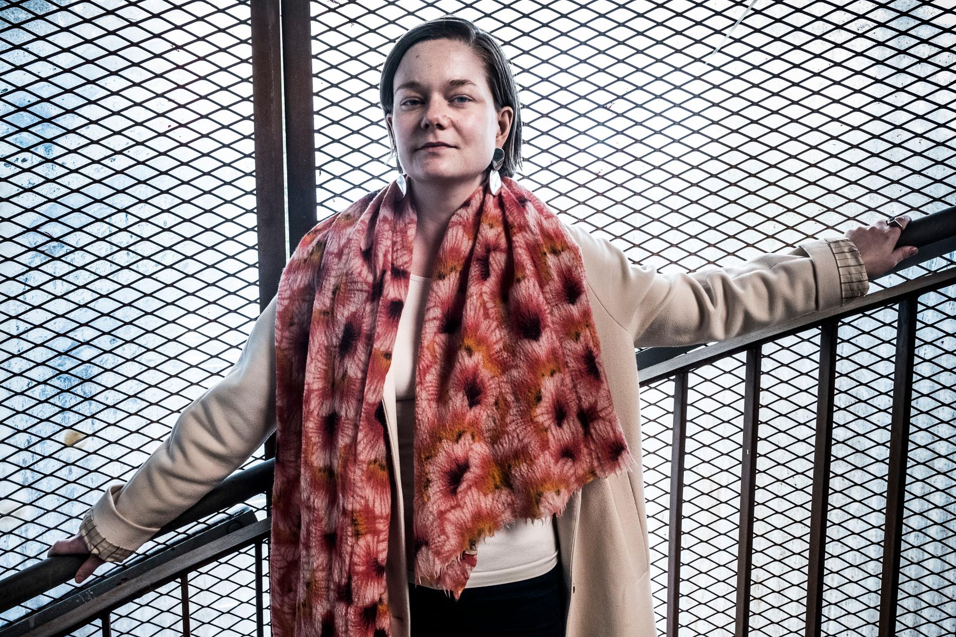 Författaren Johanna Frid bakom romanen ”Nora eller brinn Oslo brinn”.