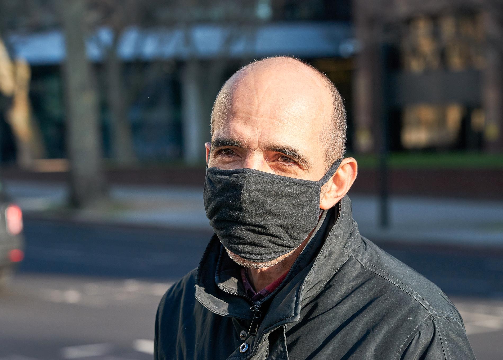 Muanet Xhenaili, 48,  tivlar på att coronaviruset är farligare än en vanlig influensa, men väljer ändå att bära mask. 