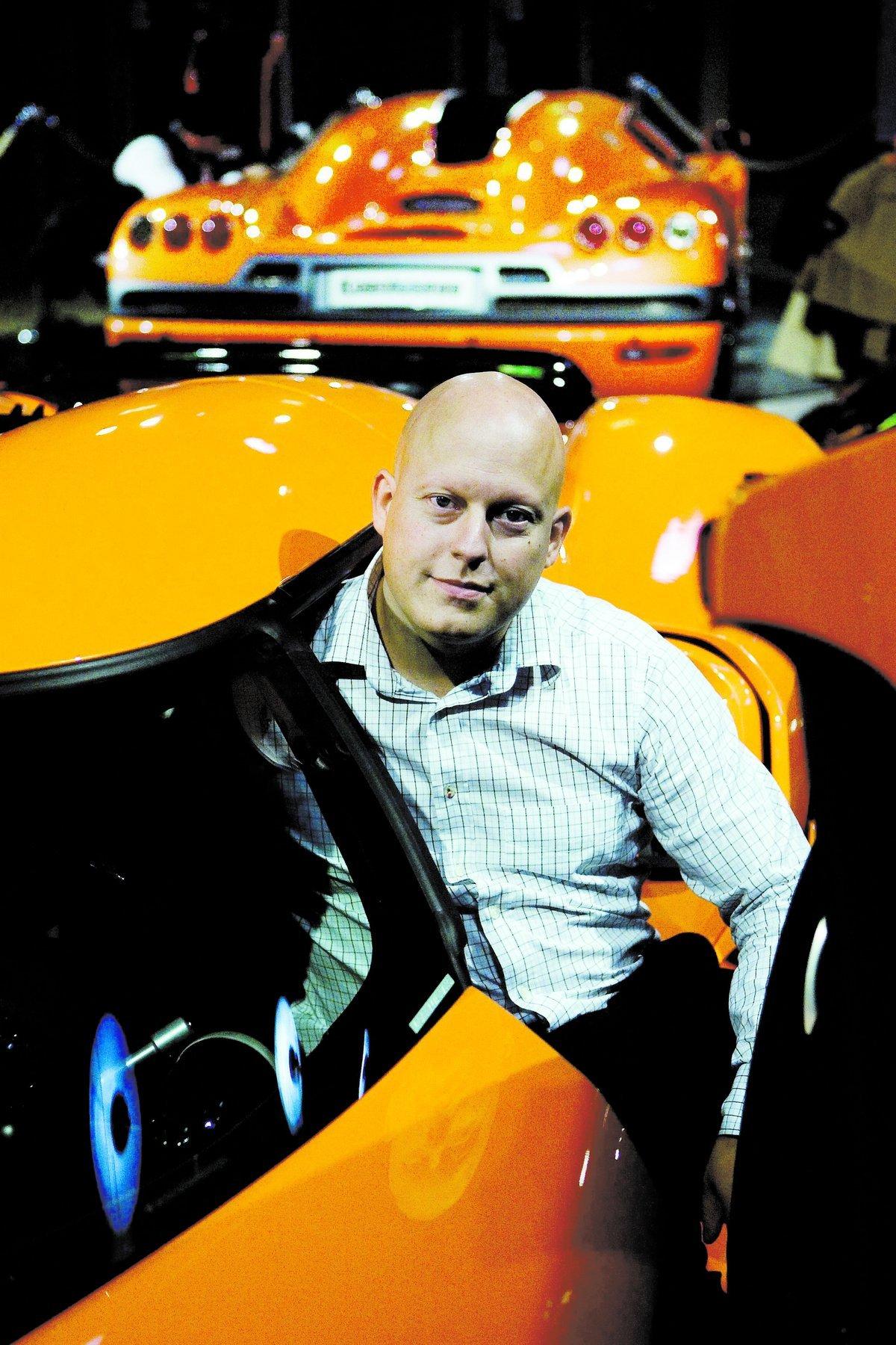 Christian von Koenigsegg i bilen med hans eget namn.