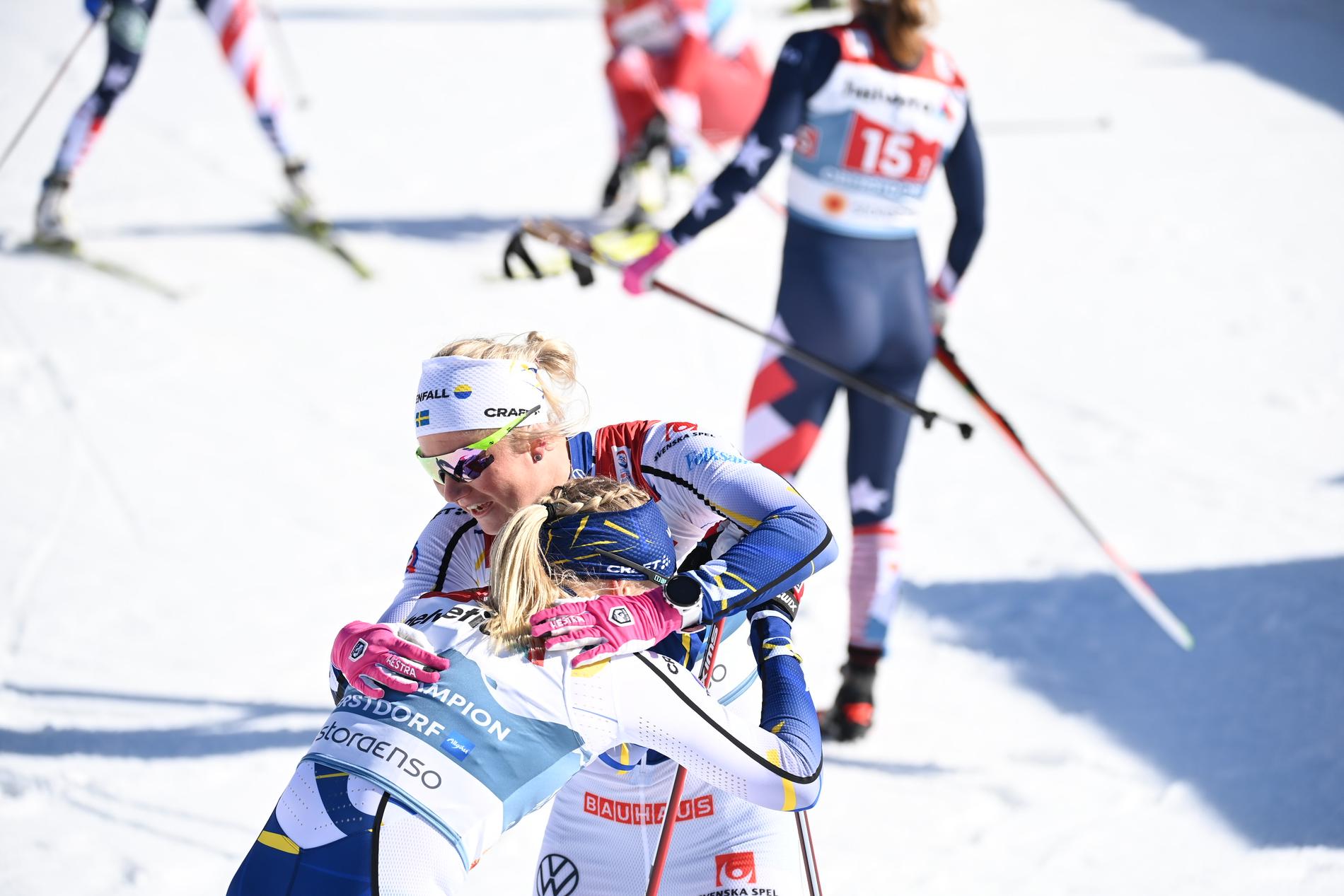 Jonna Sundling och Maja Dahlqvist efter målgång. 