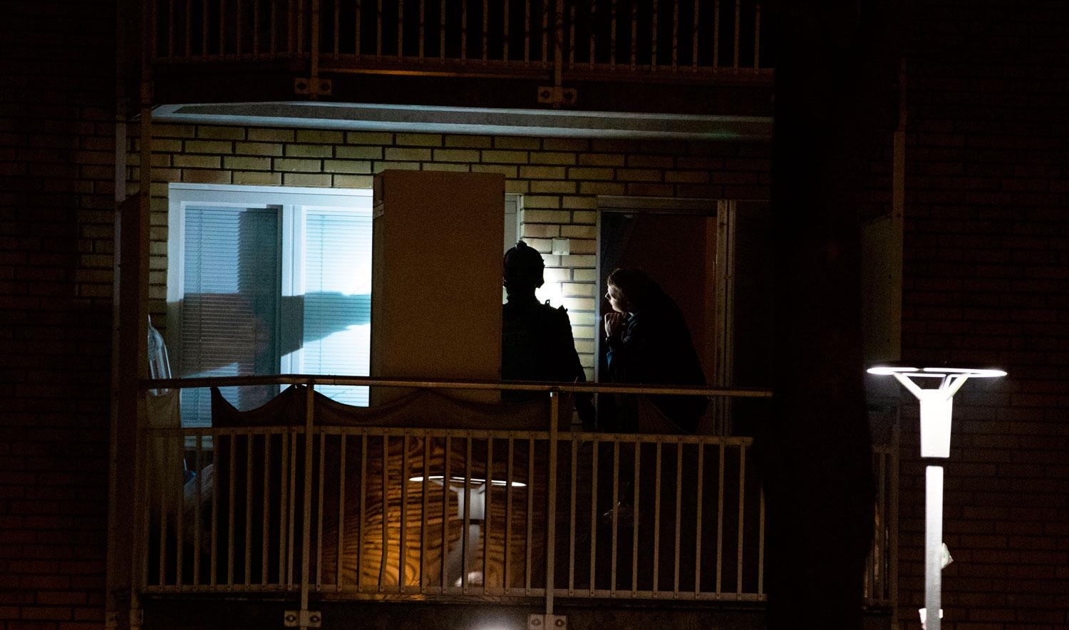 Tungt beväpnad polis krossade sig in en lägenhet i Stockholmsområdet.