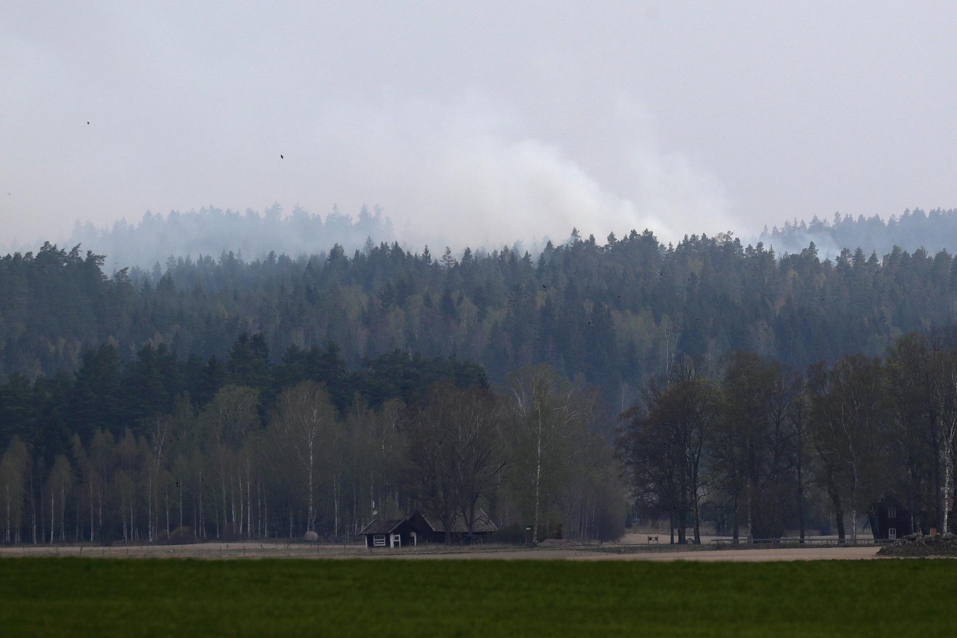 Läget bedöms vara stabilt i brandområdet i Tjällmo i Motala kommun uppger räddningstjänsten vid lunchtid på fredagen. Arkivbild.