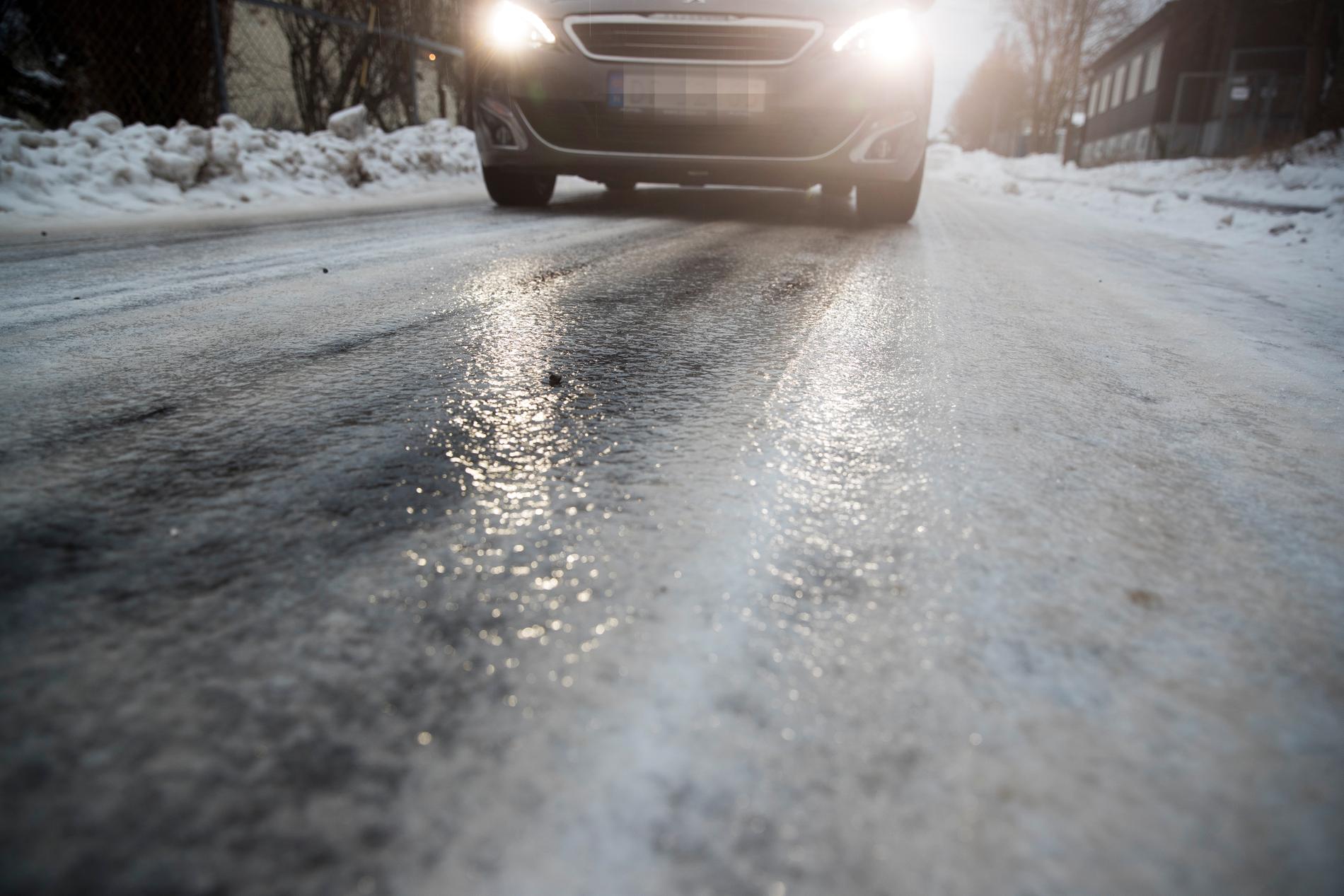 Nu varnar SMHI för regn och snö på kalla vägbanor – det kan blir riktigt halt i nästan hela landet när varmfronten med nederbörd drar in. Arkivbild.