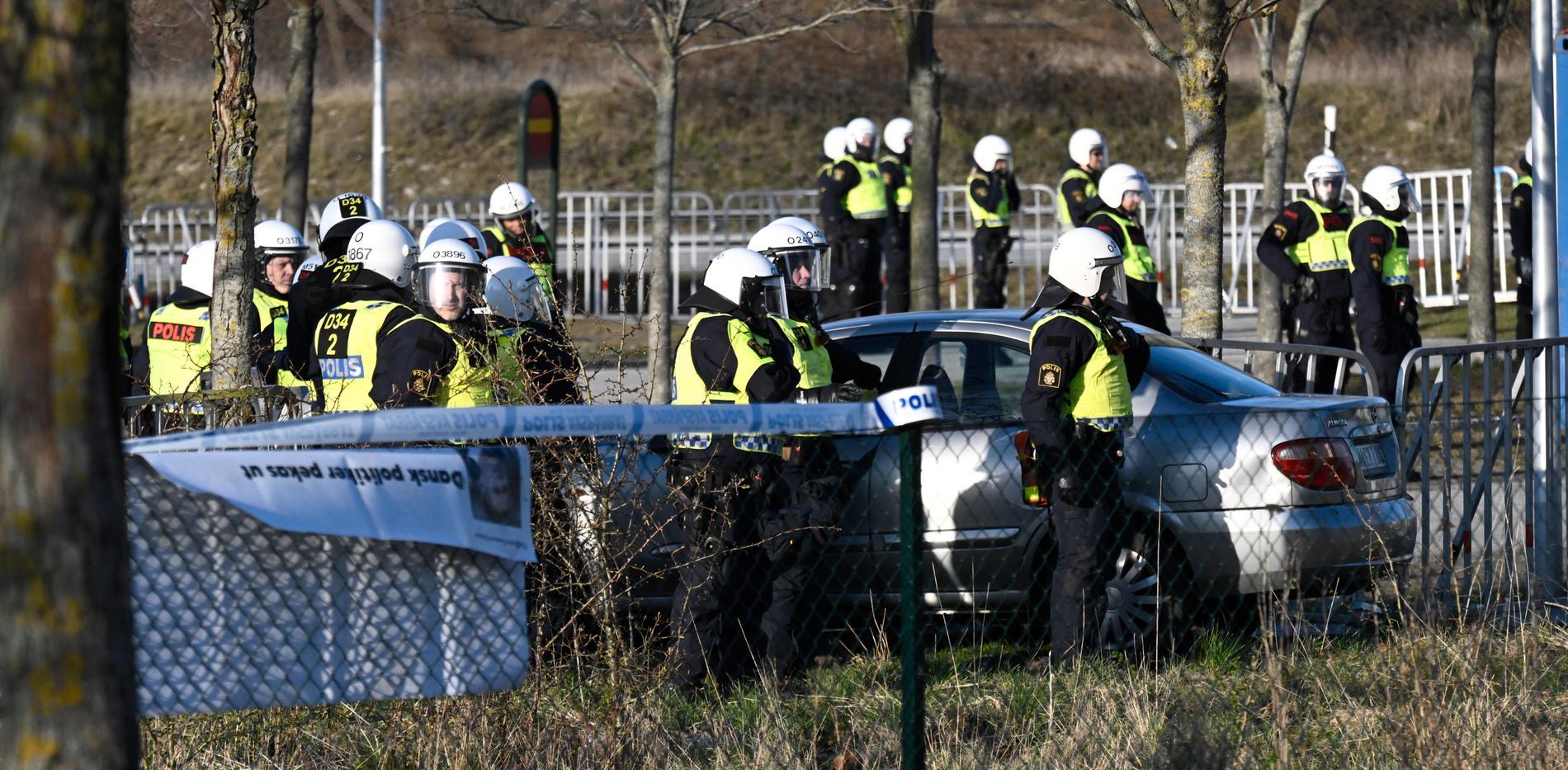 Polisen har gripit en person som körde in en bil i avspärrningarna vid Skånegården i Malmö där Rasmus Paludan höll en manifestation.