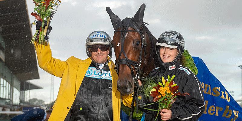 Hail Mary kan ta hem flera priser på den digitala hästgalan 2021, här med Robert Bergh och skötaren Charlotte Andersson efter segern i Derbyt