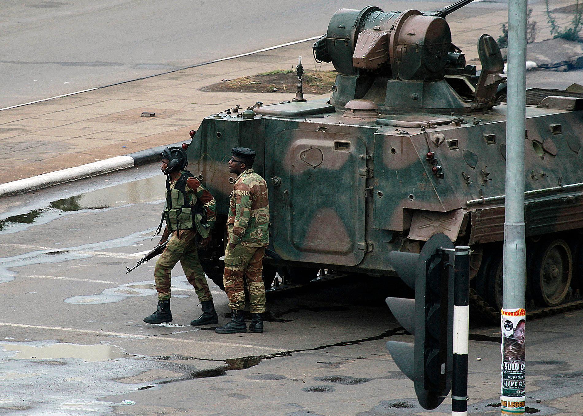 Militär syns på en gata som leder till Robert Mugabes högkvarter i Zimbabwes huvudstad Harare.