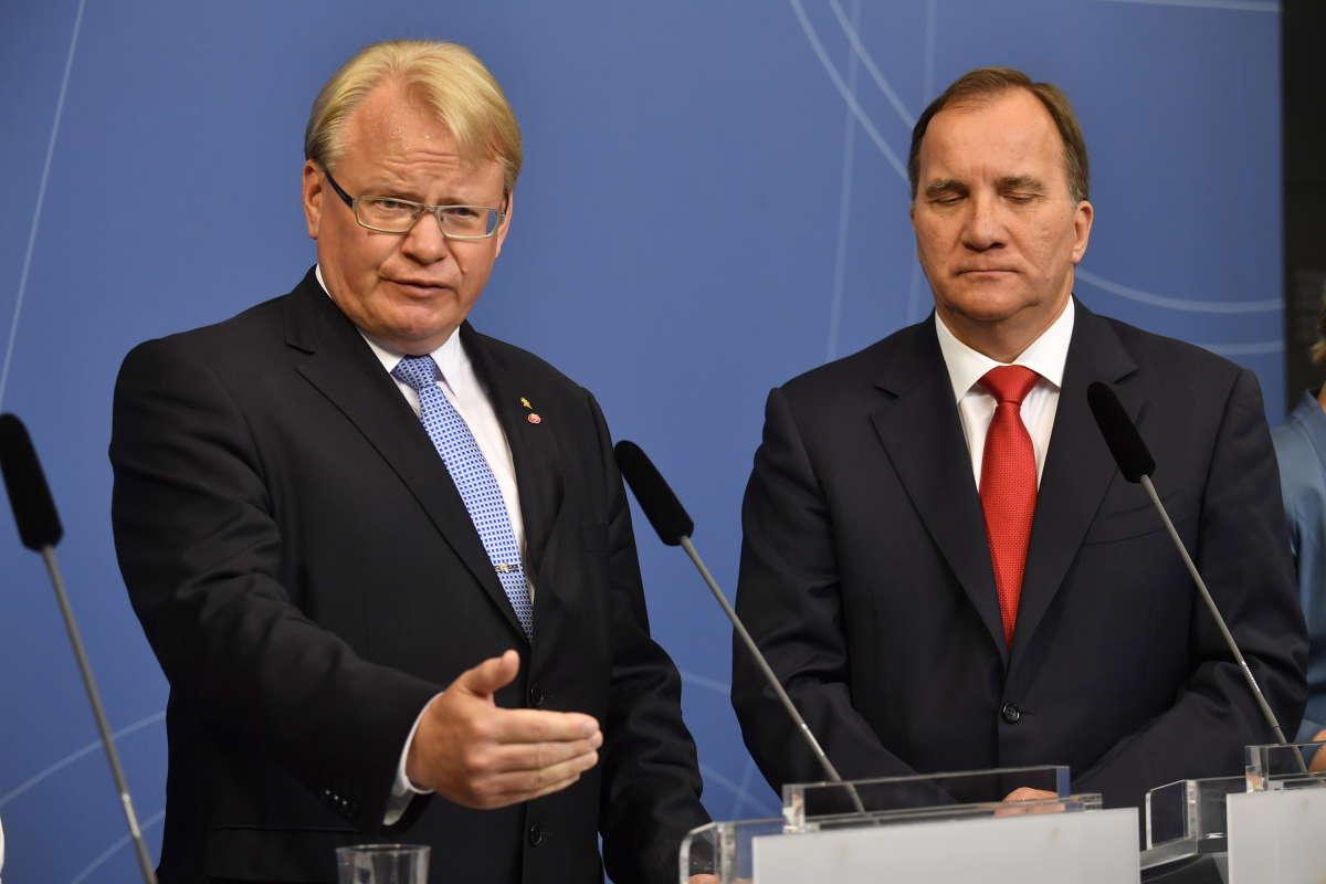 Peter Hultqvist och Stefan Löfven under presskonferensen. 