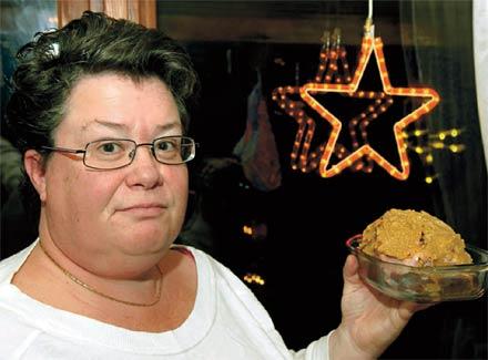 BIDDE EN TUMME Carola Wibergs 3,6 kilo julskinka förvandlades till 900 gram efter tillagningen. ”Jag har tillagat skinka i 30 år och aldrig varit med om något liknande”, säger hon. Hon har bjudit in till middag på juldagen och tvingas nu köpa en ny skinka.