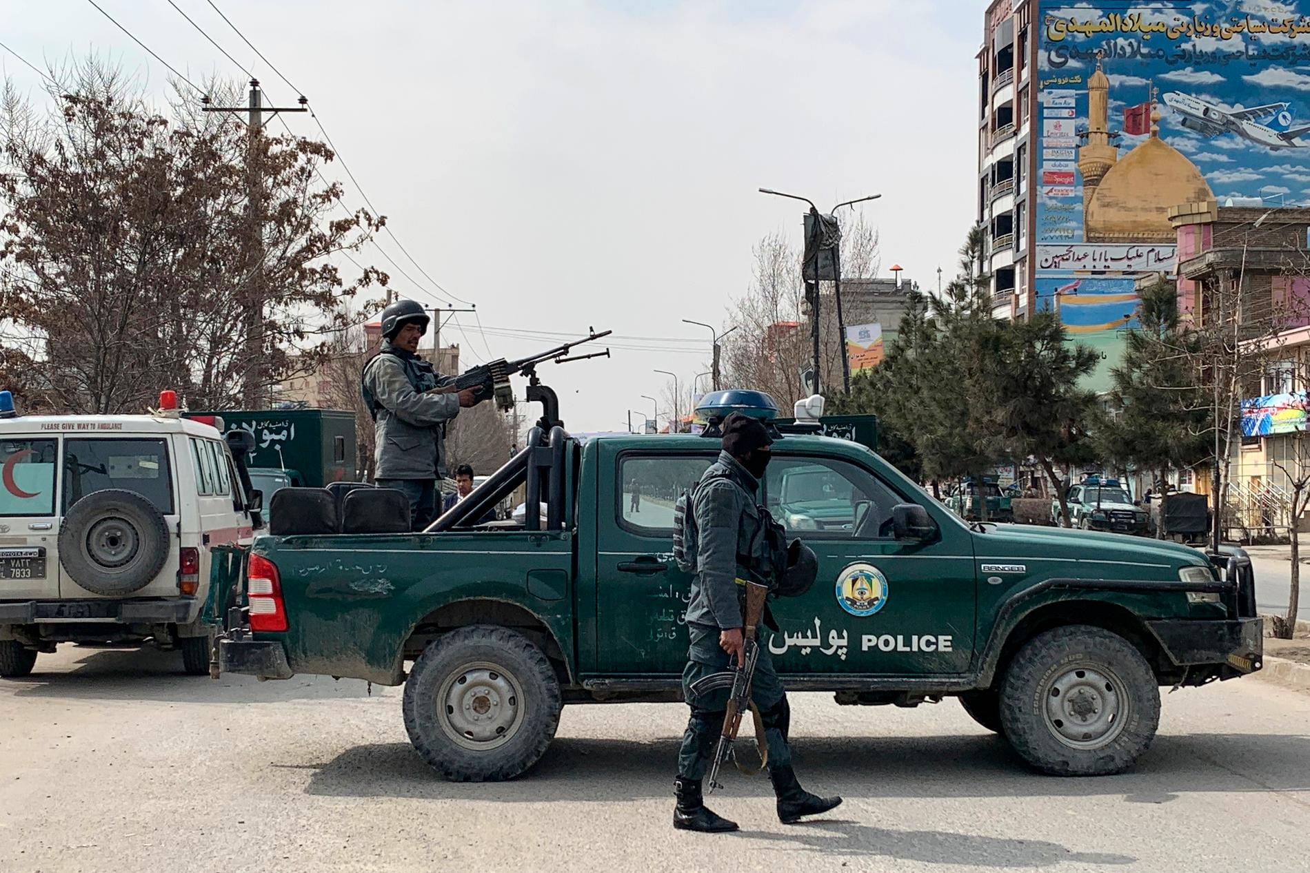 Säkerhetsstyrkor anländer till platsen där nära 30 människor dödades i en attack i Afghanistans huvudstad Kabul på fredagsmorgonen.