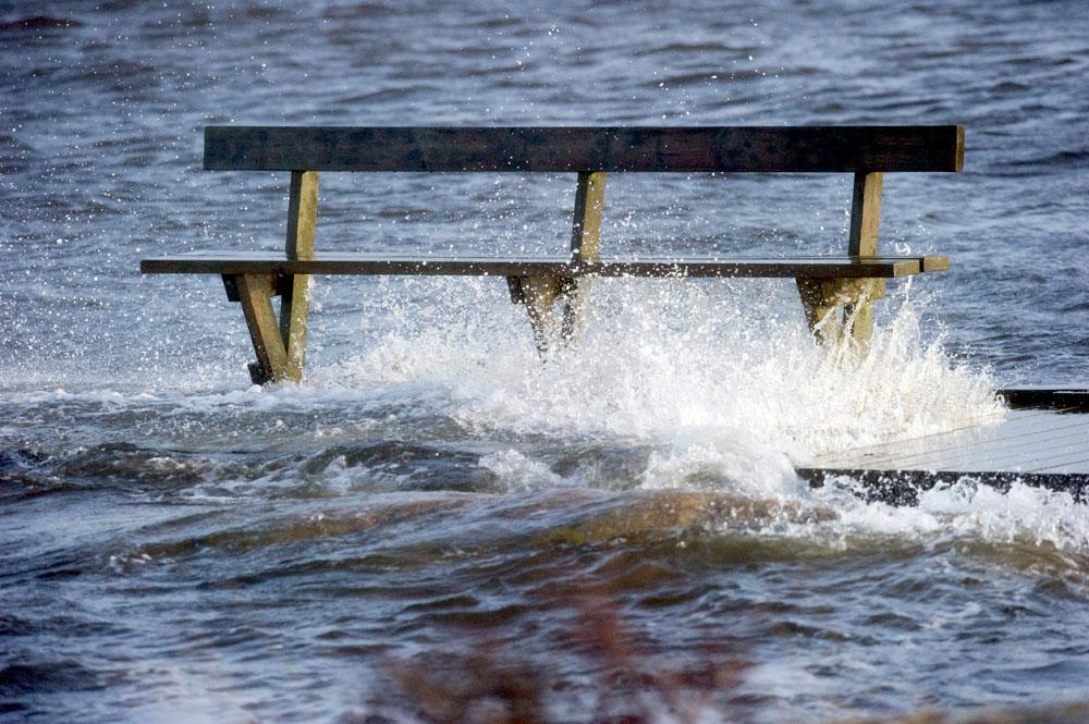 Översvämmad strandpromenad Stormpiskat hav vid Sönnerbergen i norra Halland på söndagen.