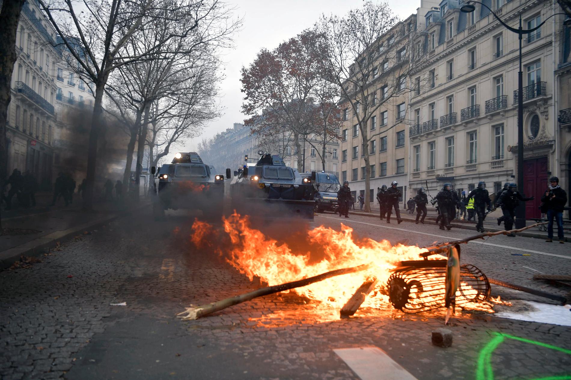 Runt 700 personer har gripits i samband Gula västarnas protester i Paris