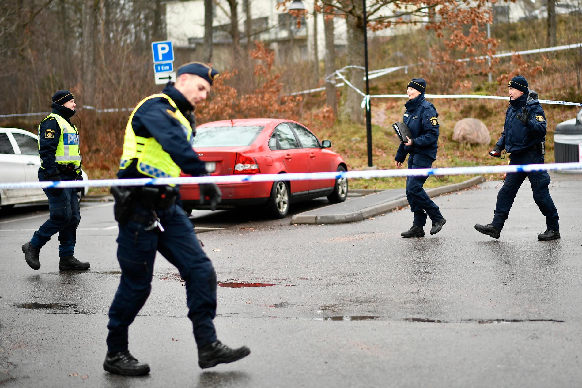Polisen larmades till en återvinningsstation vid en parkeringsplats i Mölnlycke öster om Göteborg.