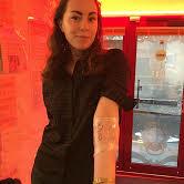 Hanna Lidström, 21, visar upp sin nya tatuering.