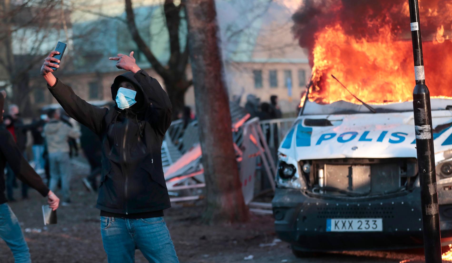 Priset för att skydda den svenska demokratin kan bli högt. Scener som denna, i Sveaparken i Örebro i fredags, kan göra att polisen blir mer restriktiv med tillstånd. 