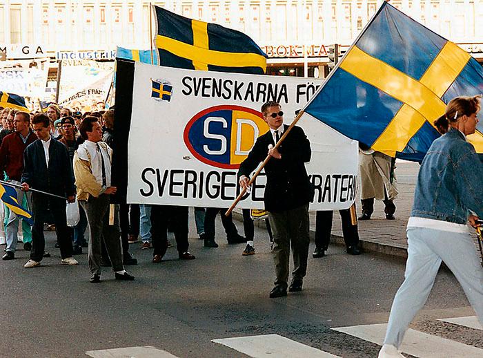 90-TALETS SD Sverigedemokrater demonstrerar 1991 under parollen ”Svenskarna först”.