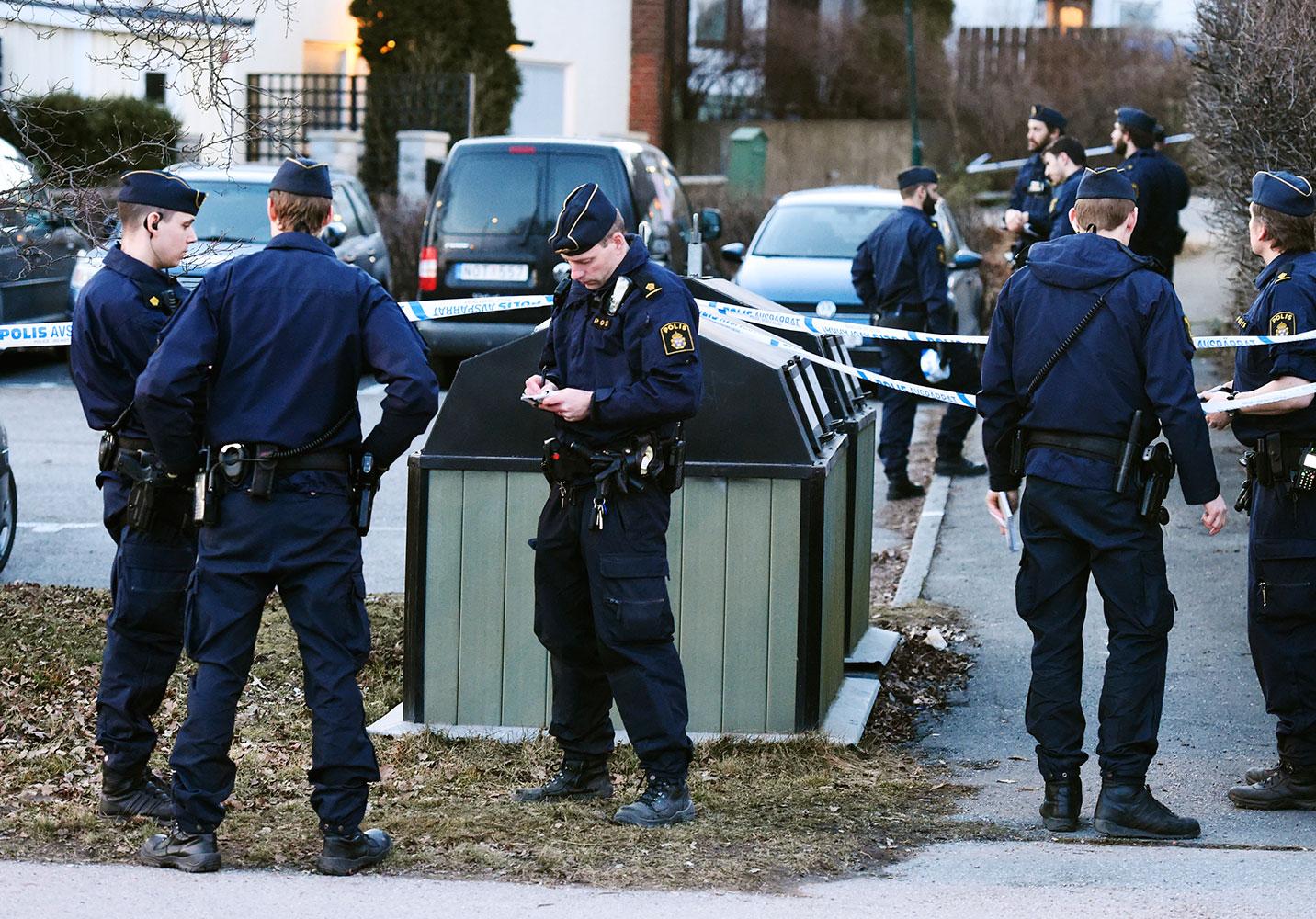 Poliser i Bredäng.