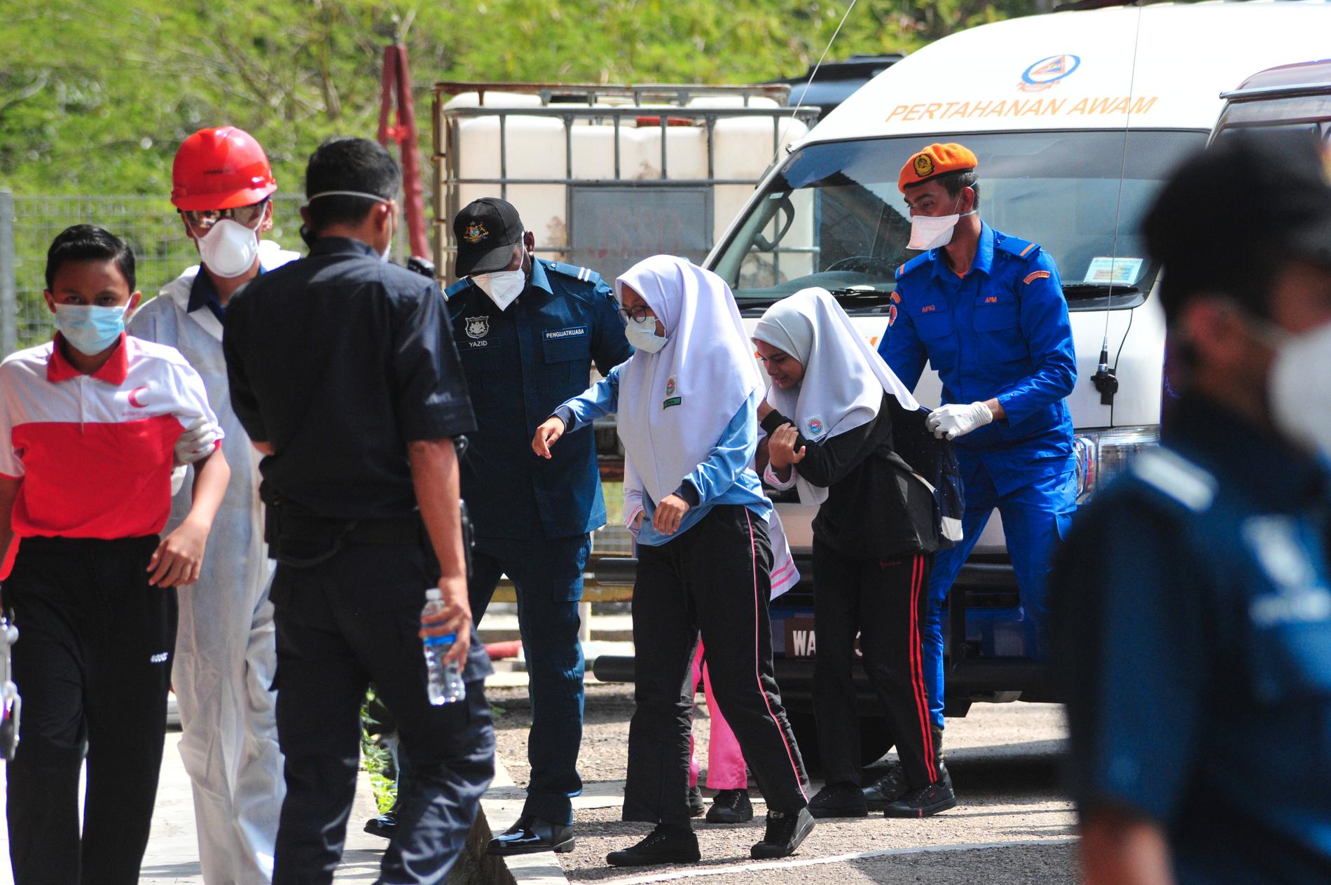 Hundratals människor, varav många barn, har blivit förgiftade i Malaysia.