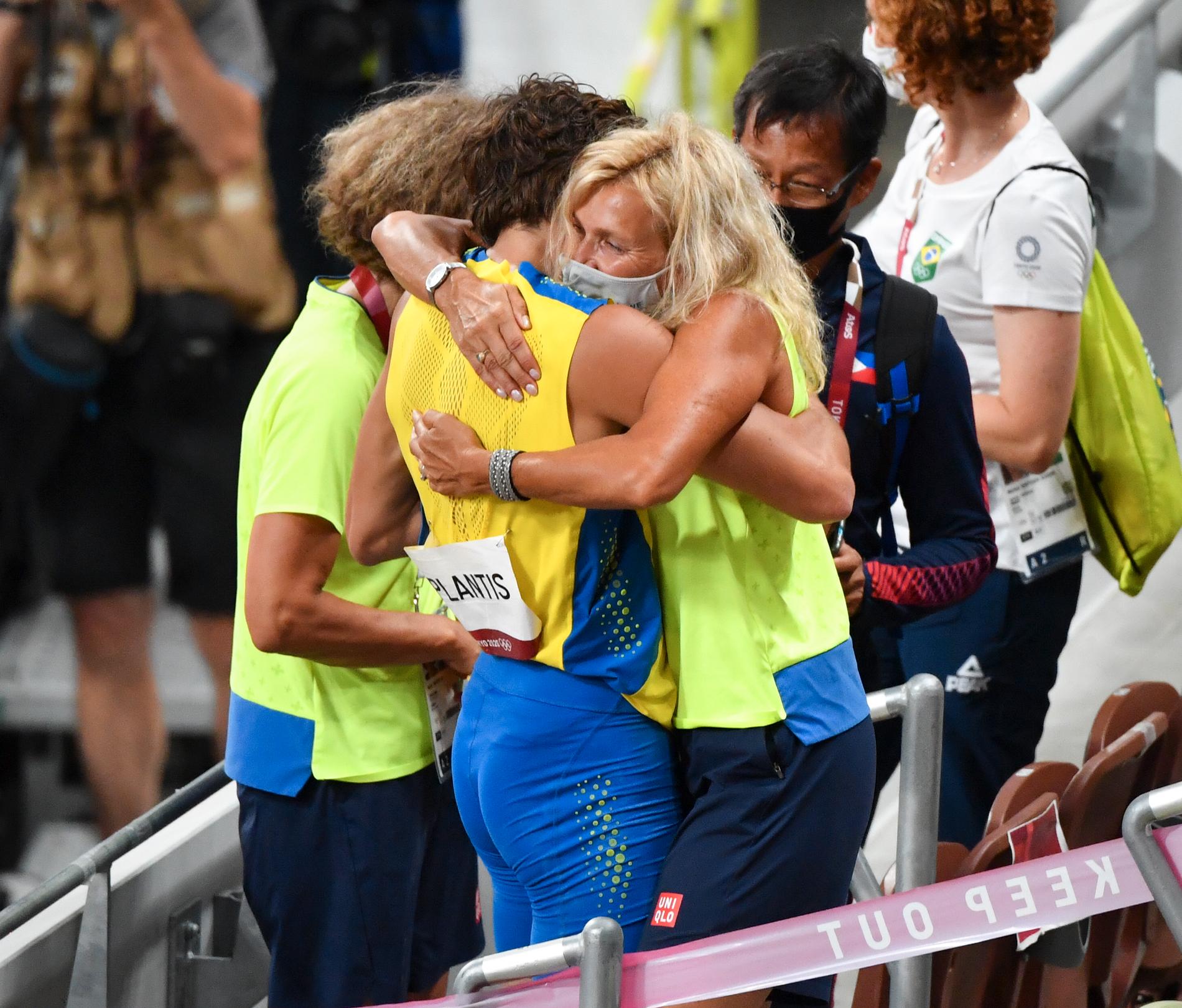 Armand Duplantis kramade om sin mamma och fystränare Helena på läktarplats på Olympiastadion i Tokyo.