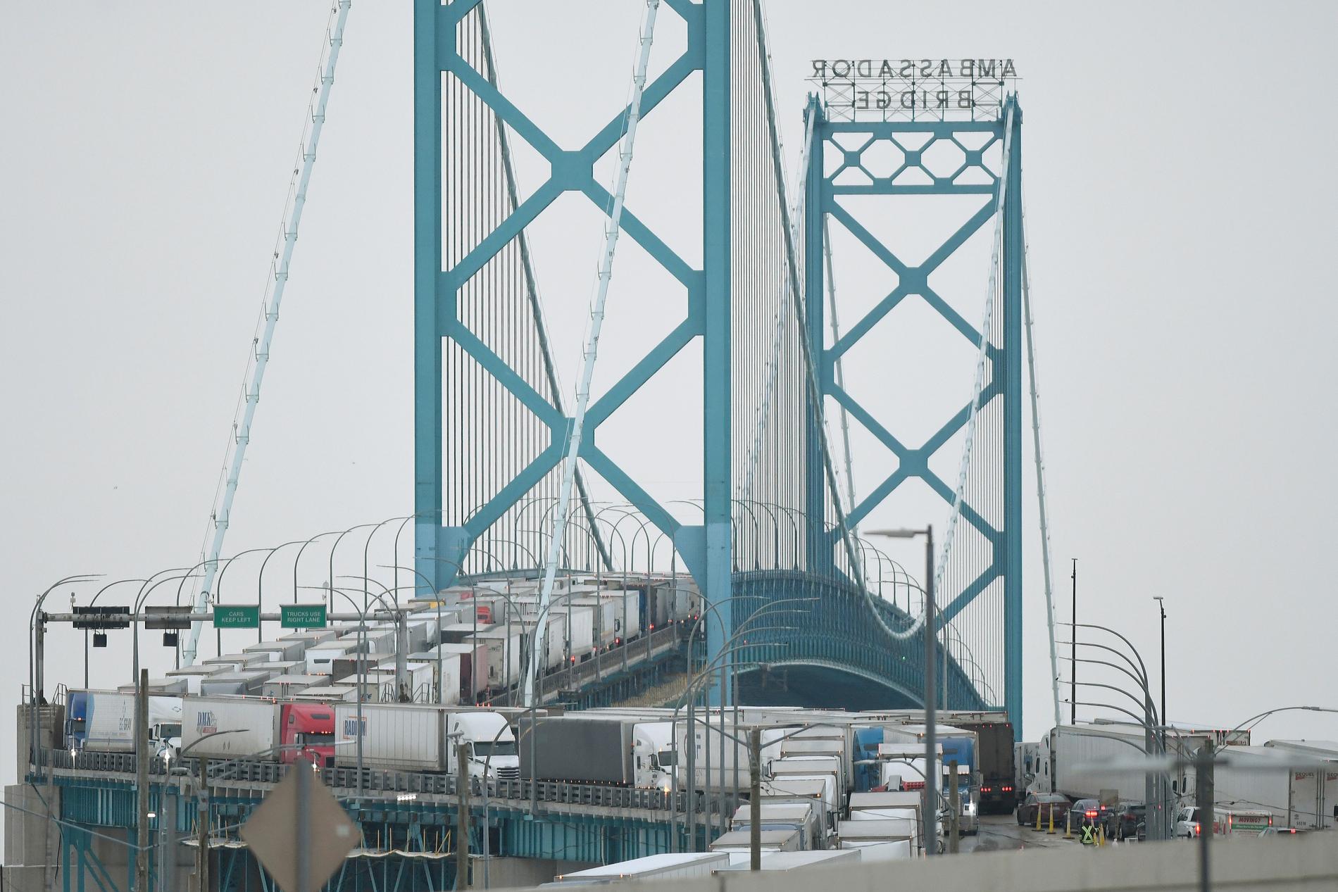 Lastbilar stoppas från att ta sig över Ambassador bridge som förbinder Detroit i Michigan, USA, och Windsor i Ontario, Kanada.