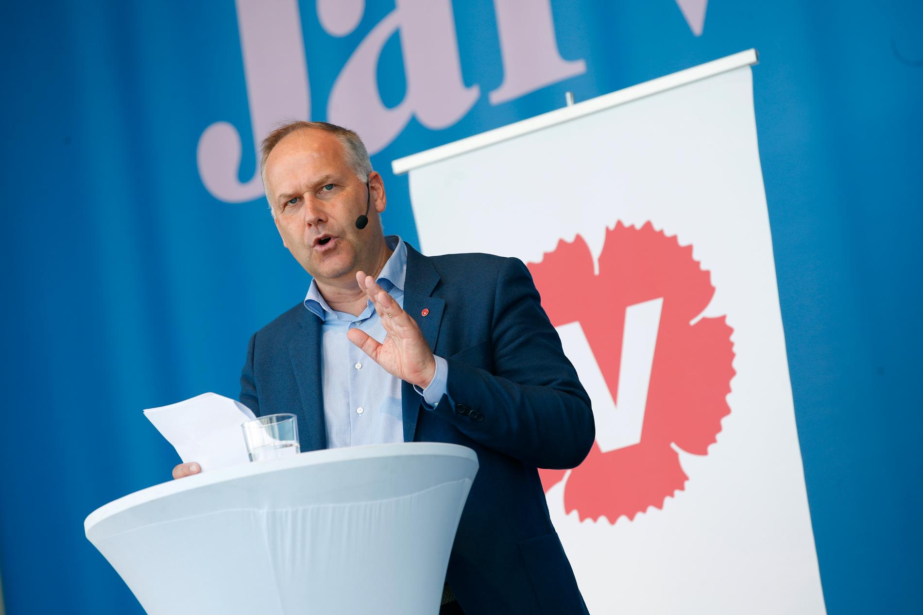 Vänsterpartiets partiledare Jonas Sjöstedt talar under politikerveckan på Spånga IP i Järva.