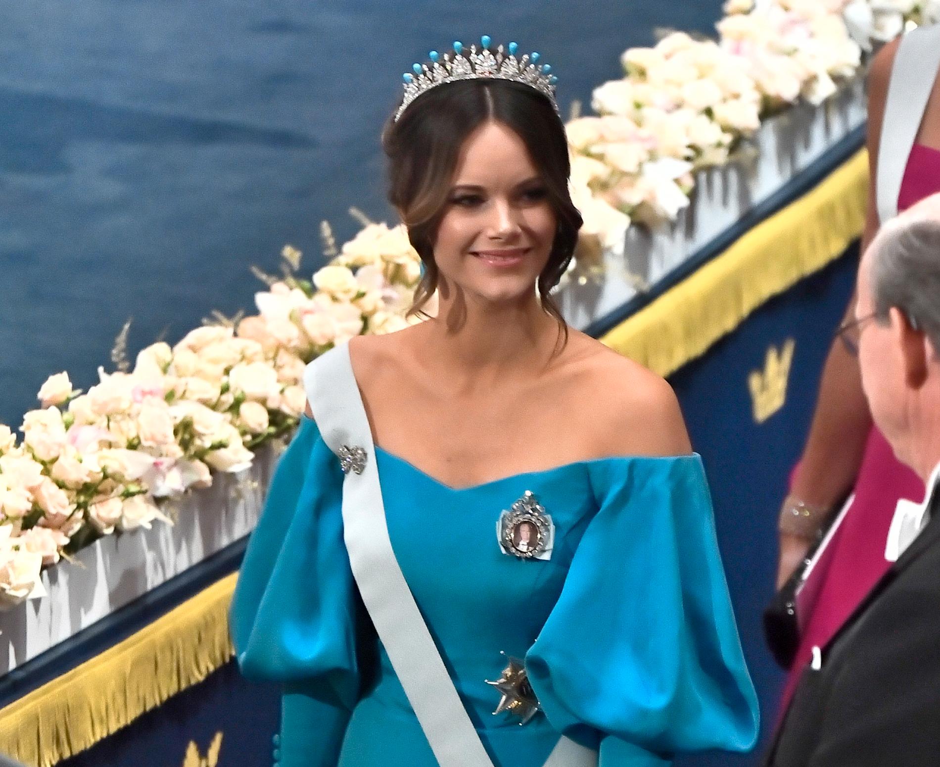Även prinsessan Sofia flirtar med åttiotalet med sin turkosa klänning med voluminösa ärmar.