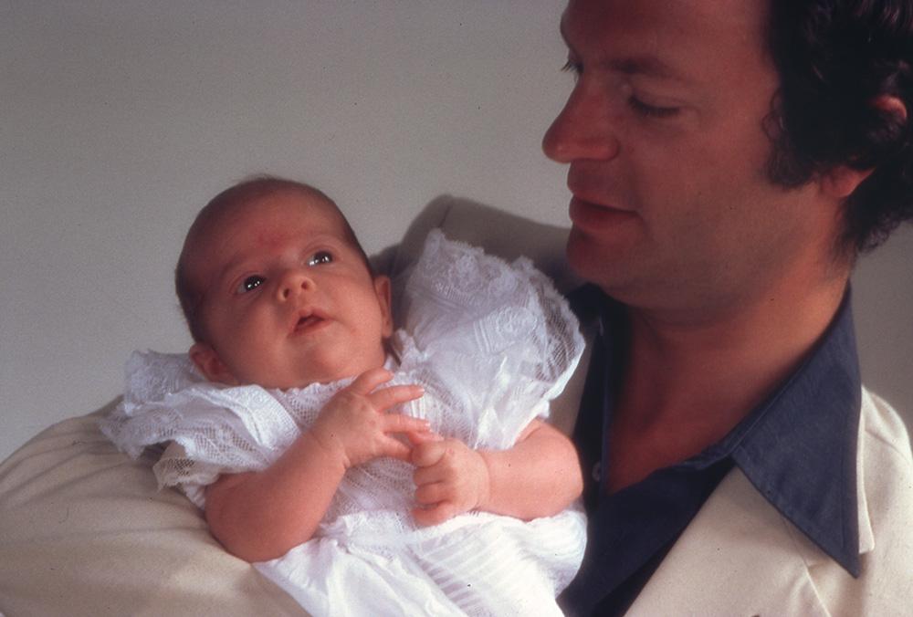 Kungen fotograferas tillsammans med en nyfödd liten prins Carl Philip. 