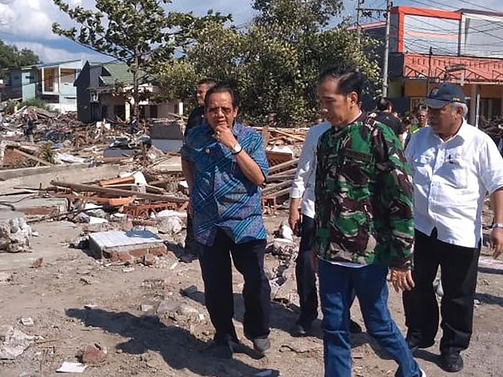 Indonesiens president Joko Widodo besöker det drabbade området i Palu, Sulawesi.