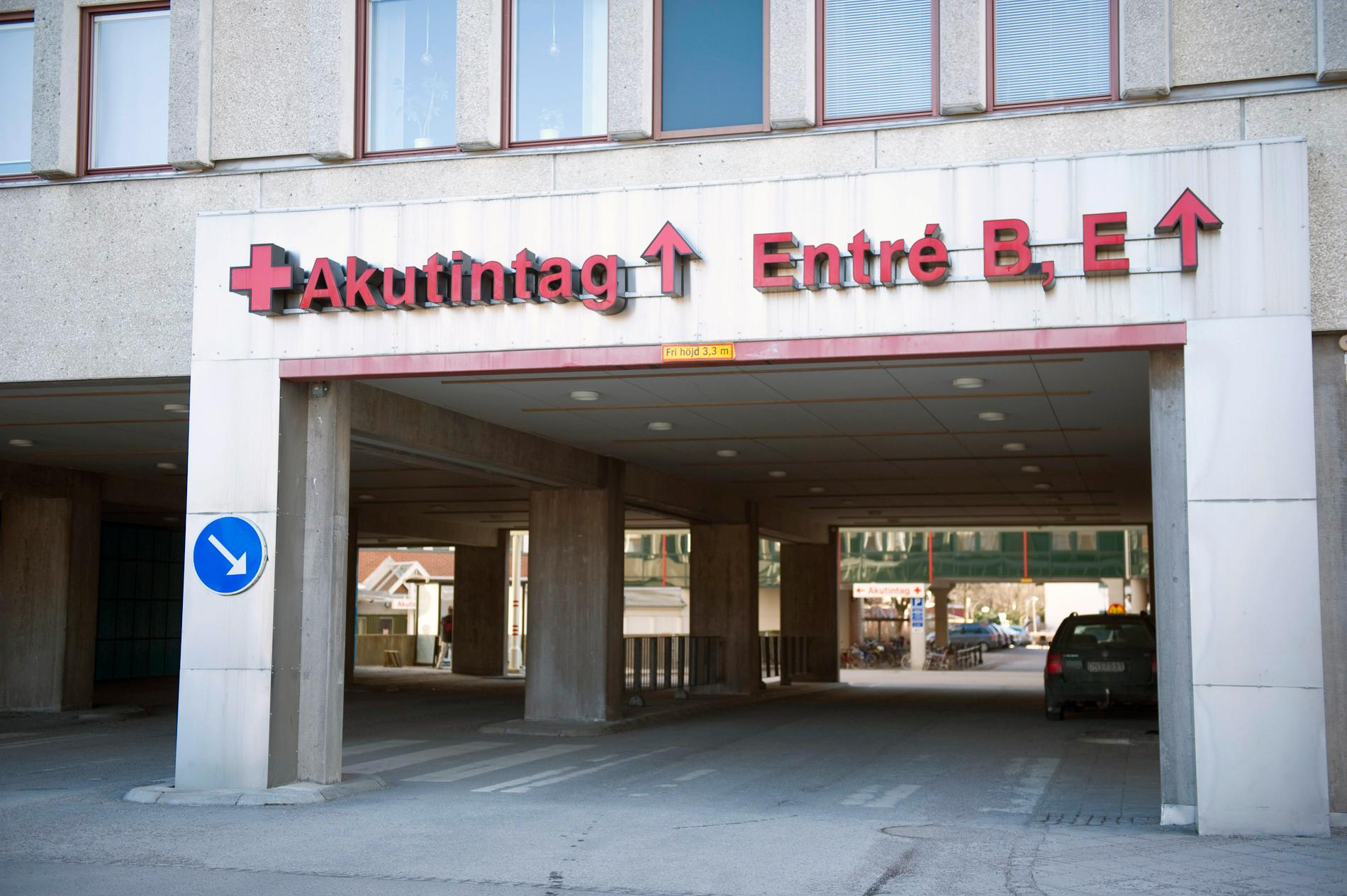 Örebro universitetssjukhus tvingas ställa in operationer på grund av hettan.