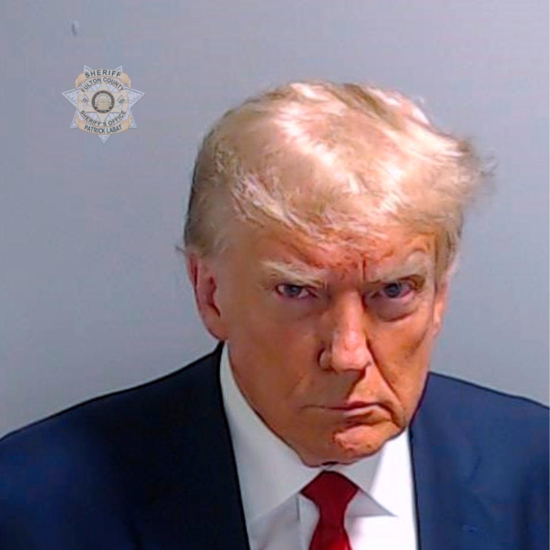 Donald Trumps häktesfoto, ett så kallat ”mugshot”.