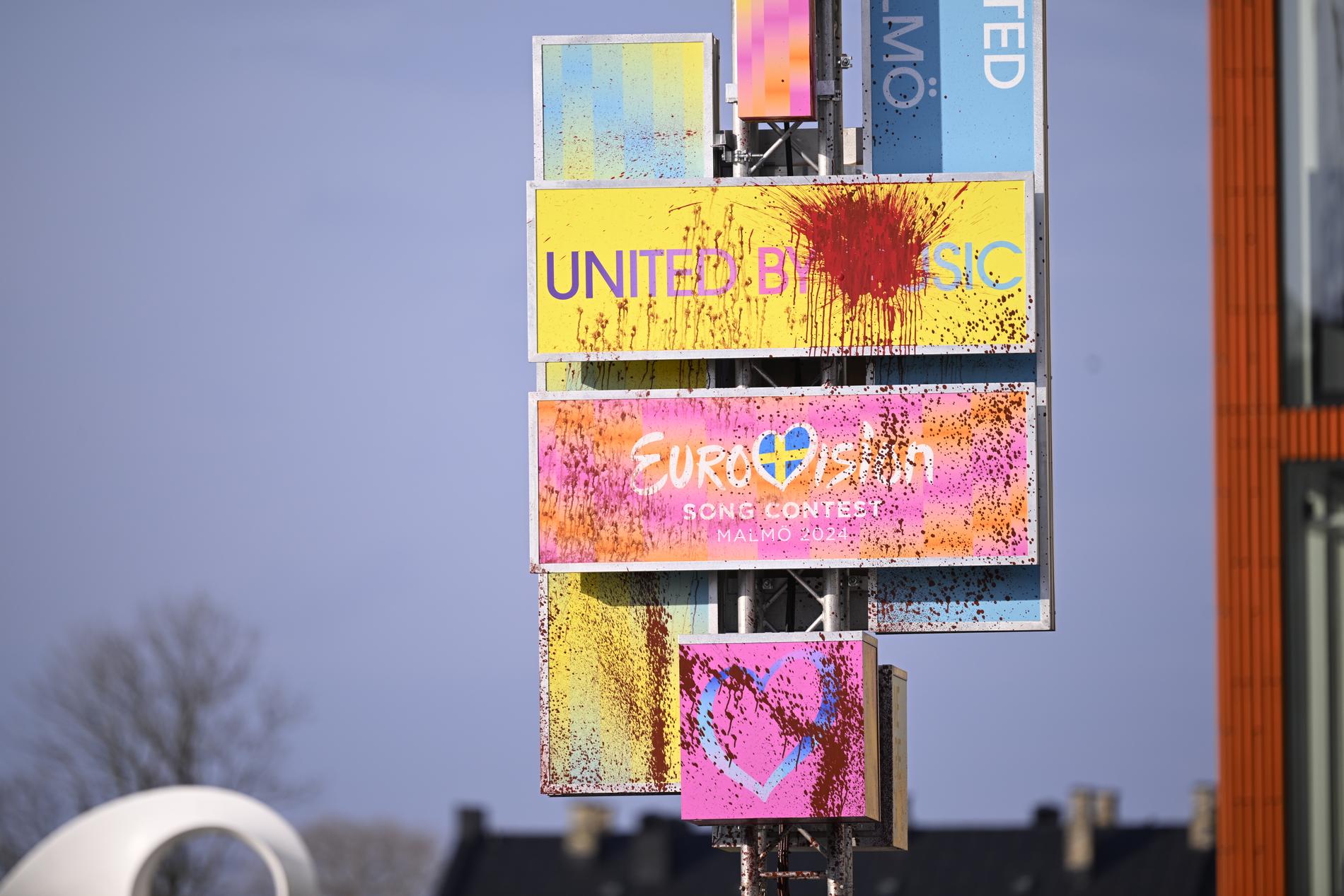 Eurovision installationen vid Malmö live har vandaliserats med röd färg och klotter under helgen.