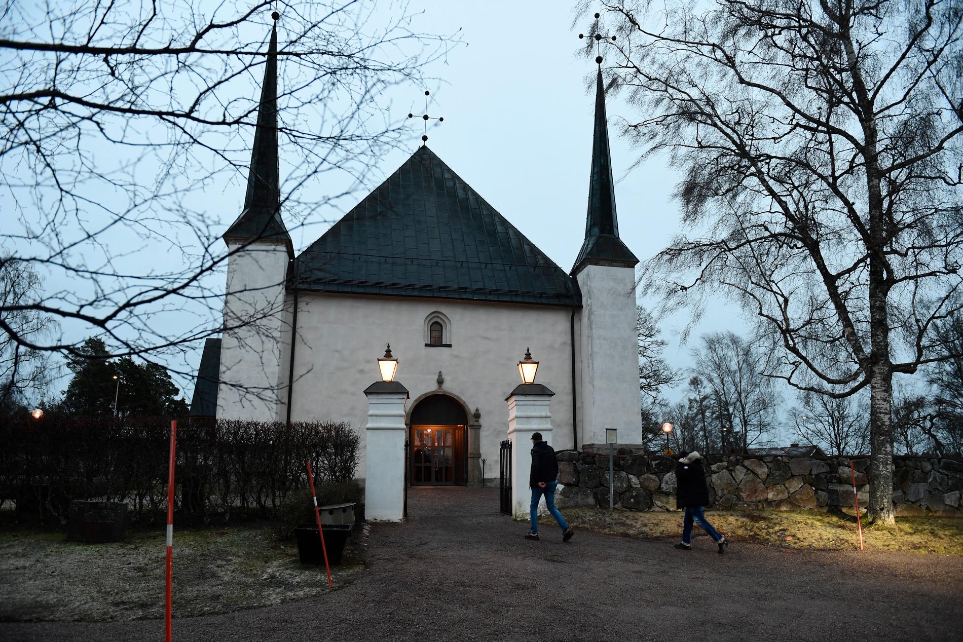 På lördagen träffades anhöriga till Carl i kyrkan i Björklinge. 