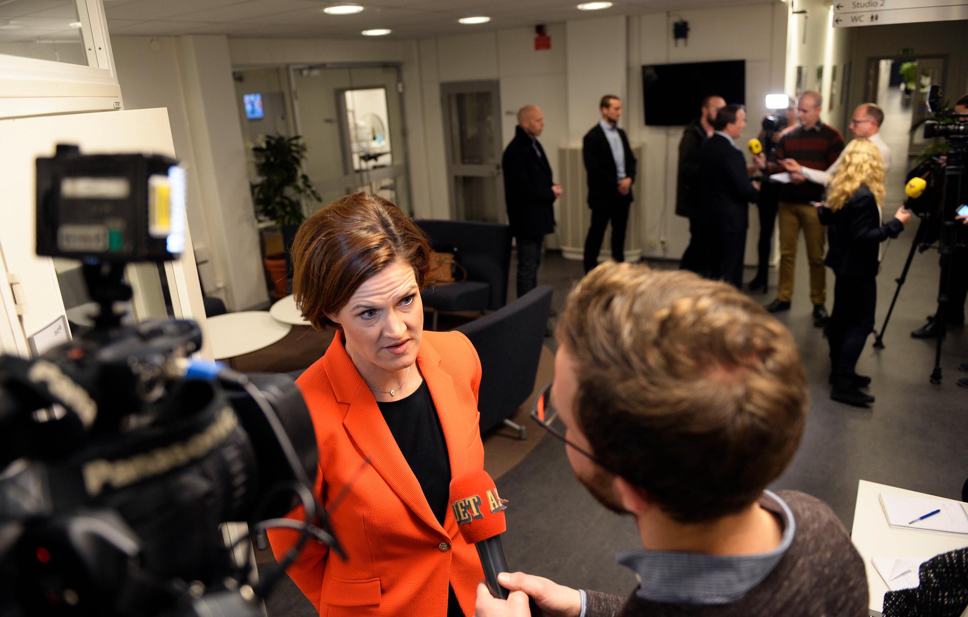 Moderaterna partiledare Anna Kinberg Batra intervjuas efter debatten. I bakgrunde Stefan Löfven.