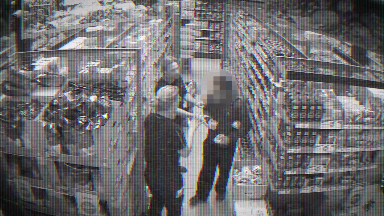 En övervakningsfilm visar hur personal konfronterar en tjuv i en matvarubutik.