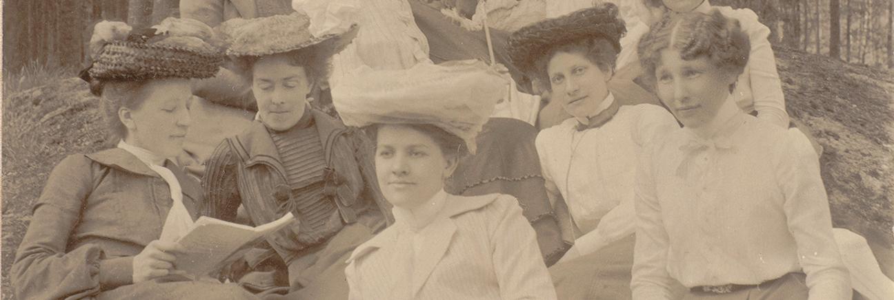 Hattsömmerskornas bokklubb på utflykt i Lilljansskogen 1903.
