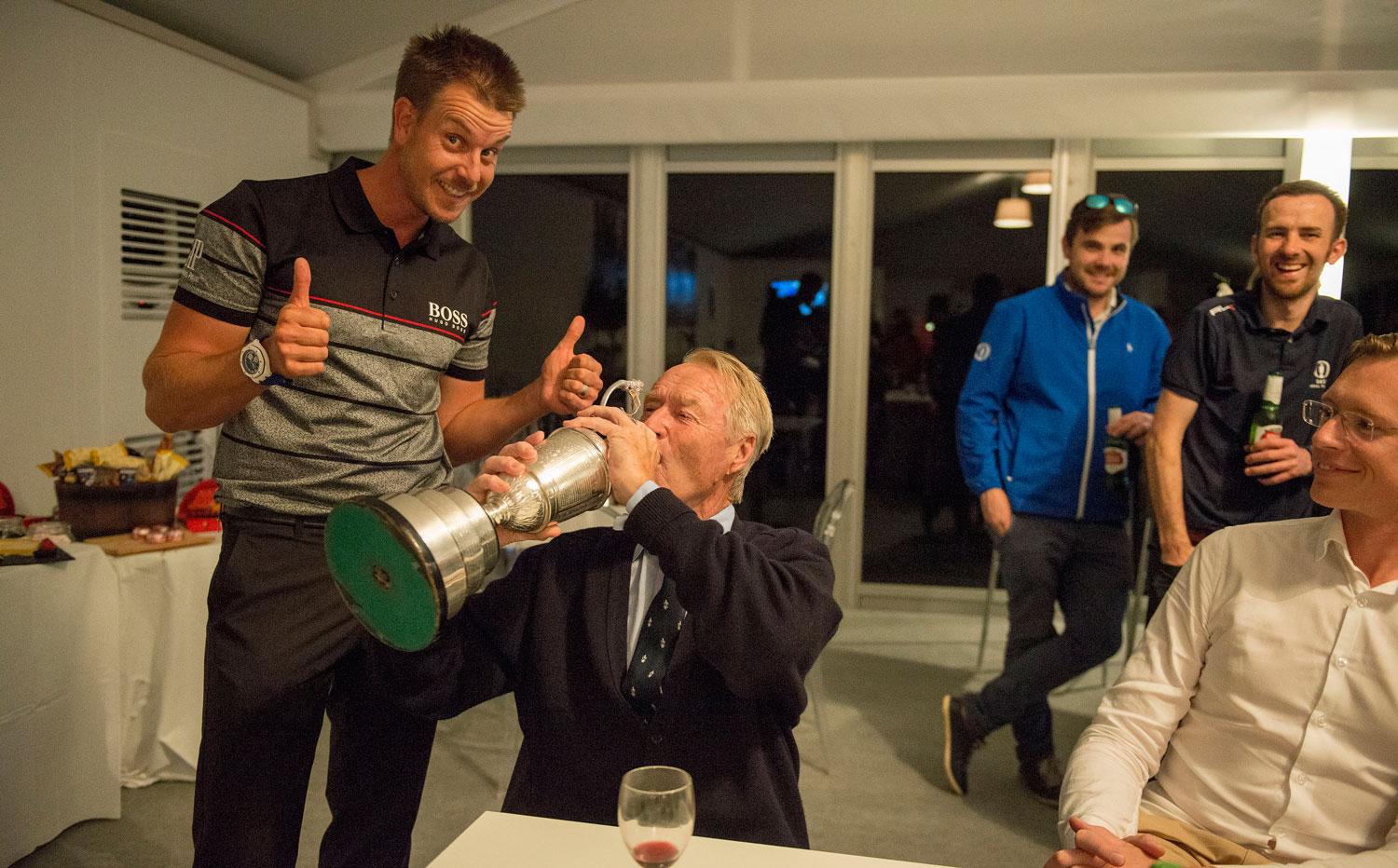 Golfexperten Göran Zachrisson tog sig en segerklunk ur The Claret Jug-pokalen tillsammans med Henrik Stenson.