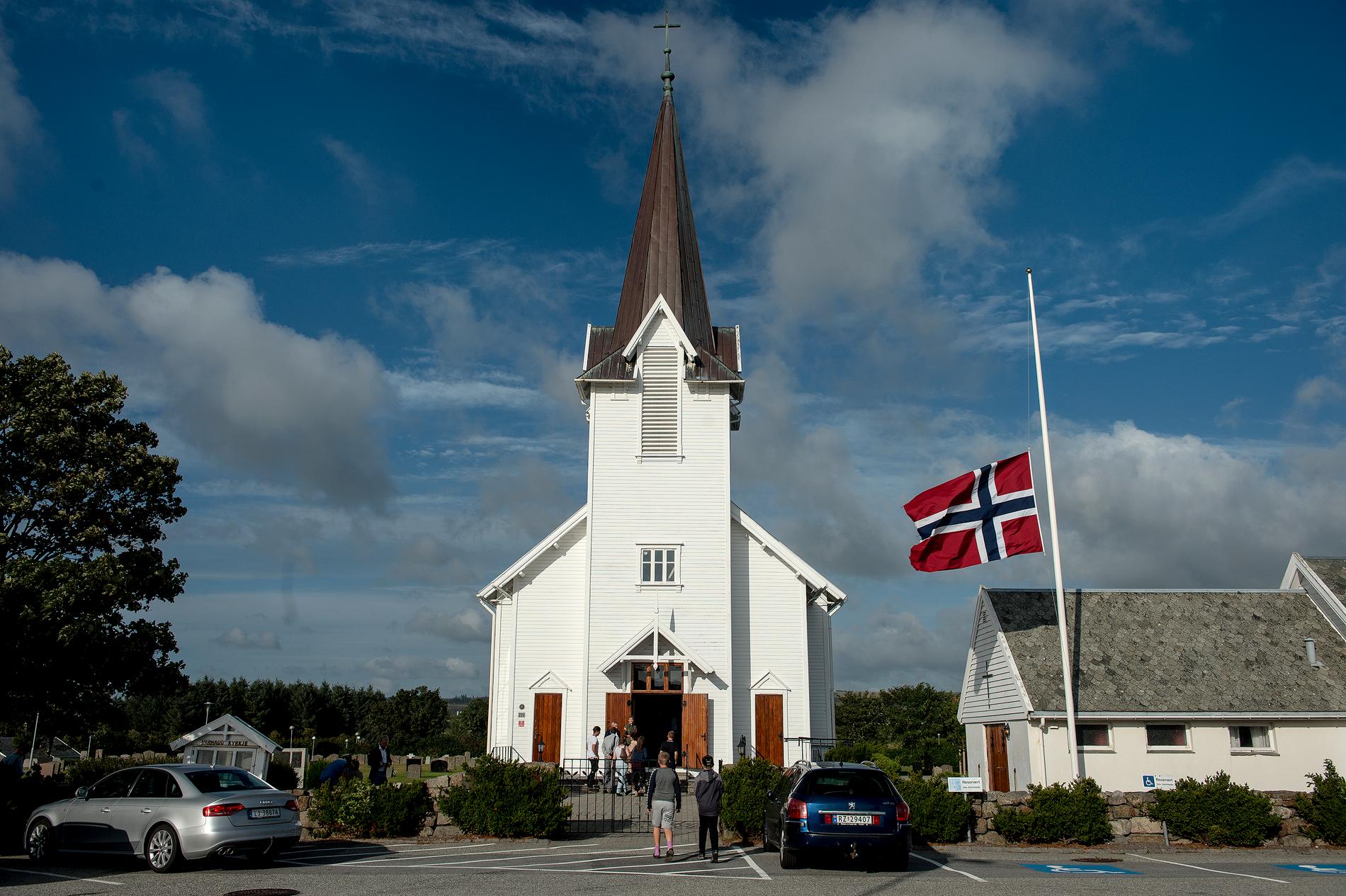Kyrkan håller öppet efter mordet på 13-åriga Sunniva i Varhaug i Norge.  